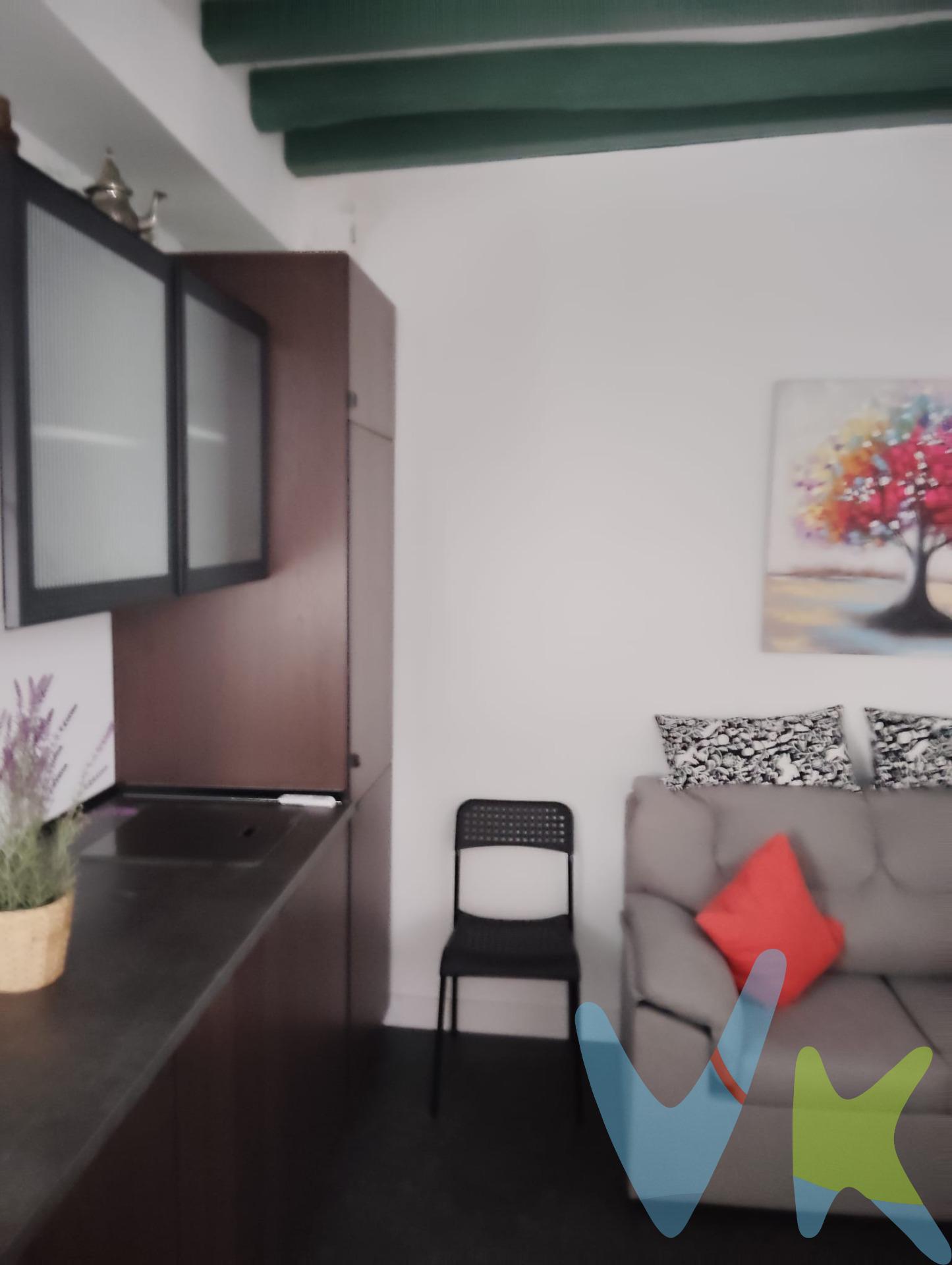 Descubre la oportunidad perfecta de inversión en Cádiz, una de las ciudades más encantadoras y turísticas de España. El inmueble se encuentra arrendado con un contrato ANUAL con un importe mensual de 650€. Este acogedor apartamento, completamente reformado y equipado, se encuentra a pocos pasos de la Playa de la Caleta, rodeado de calles llenas de magia. Con una moderna cocina integrada en un luminoso salón, dos habitaciones (una doble y otra individual) y un elegante cuarto de baño con ducha de diseño, este espacio es ideal para generar ingresos desde el primer día. No dejes pasar la oportunidad de asegurar una renta atractiva y despreocuparte de todo. *Impuestos, honorarios y gastos derivados de la compraventa no incluidos en el precio. El consumidor tiene a su disposición la ficha informativa de la vivienda.