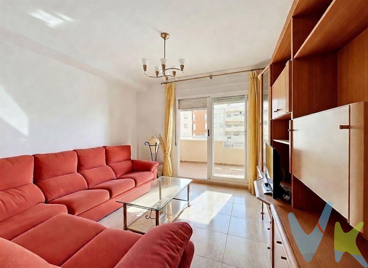 En pleno Grao de Gandía, a tan solo 8 minutos de la playa, presentamos este acogedor piso de 3 dormitorios en la urbanización Jardines de Sínia, situada entre las calles Llavador, Camí Vell del Grau, Goleta y Sínia. Un enclave tranquilo y muy bien comunicado, ideal tanto para disfrutar todo el año como para una segunda residencia junto al mar. La vivienda se encuentra en una 4a planta con ascensor y ofrece 90,73 m2 construidos (79,25 m2 útiles), además de una amplia terraza de 10,93 m2 con vistas directas a la piscina comunitaria: el rincón perfecto para desayunar al aire libre o disfrutar de las tardes de verano. El salón-comedor es luminoso y espacioso, con salida directa a la terraza, creando una continuidad ideal entre el interior y el exterior. La cocina, independiente y con galería, aporta un extra de luz y ventilación, además de espacio adicional para tareas de lavado y almacenaje. En cuanto a los dormitorios, la vivienda cuenta con tres: uno de ellos en suite, con baño privado, ofreciendo un espacio de descanso con total independencia; los otros dos comparten un baño completo adicional, perfectamente distribuido para el resto de la familia o invitados. Como complemento, la propiedad incluye una plaza de parking, un valor añadido muy apreciado en la zona. La urbanización cuenta con piscina comunitaria, y su ubicación permite llegar caminando en pocos minutos a la playa de Gandía, así como a las tiendas, restaurantes y servicios del Grao. Una oportunidad excelente para quienes buscan una vivienda funcional, luminosa y con encanto mediterráneo, muy cerca del mar. VENTA:. PVP 265.000€. Gastos e impuestos no incluidos en el precio. La compra conlleva impuestos y gastos de formalización para el comprador. A título orientativo se informa que en segundas transmisiones el ITP con carácter general en Valencia es del 9%, pudiendo existir otros tipos impositivos atendiendo a las circunstancias personales del comprador u otras circunstancias previstas legalmente. Base imponible del impuesto el mayor valor entre el precio de compraventa, la tasación o el valor de referencia catastral. En cuanto a los gastos de notaría y registro, en su caso, suelen oscilar aprox. entre 1,5% y 2,5% (aranceles variables según precio, n.º de copias y complejidad). El comprador elige notario. Si el comprador precisase de hipoteca: tasación, condiciones y costes bancarios serán según entidad elegida por el comprador, así como los gastos de gestoría, y cualesquiera otros gastos inherentes a la formalización de la compraventa que legalmente correspondan a la parte compradora, salvo pacto expreso en contrario con el vendedor. El consumidor tiene, conforme a la normativa vigente, a su disposición información y documentación adicional relativa al inmueble y condiciones de la compraventa, que podrá ser consultada en C/Joaquín Costa 4, bajo 46005 Valencia o urbe2@remax.es. Honorarios de mediación inmobiliaria a cargo del COMPRADOR: (3% del precio final de venta más IVA (21%), salvo otro pacto.); y de VENDEDOR (según acuerdo con el mismo). Se informa al consumidor que la agencia actúa como intermediaria inmobiliaria en la operación, estando cualquier eventual compraventa y sus condiciones sujeta a la aceptación expresa del propietario-vendedor y a la posterior formalización del correspondiente contrato.
