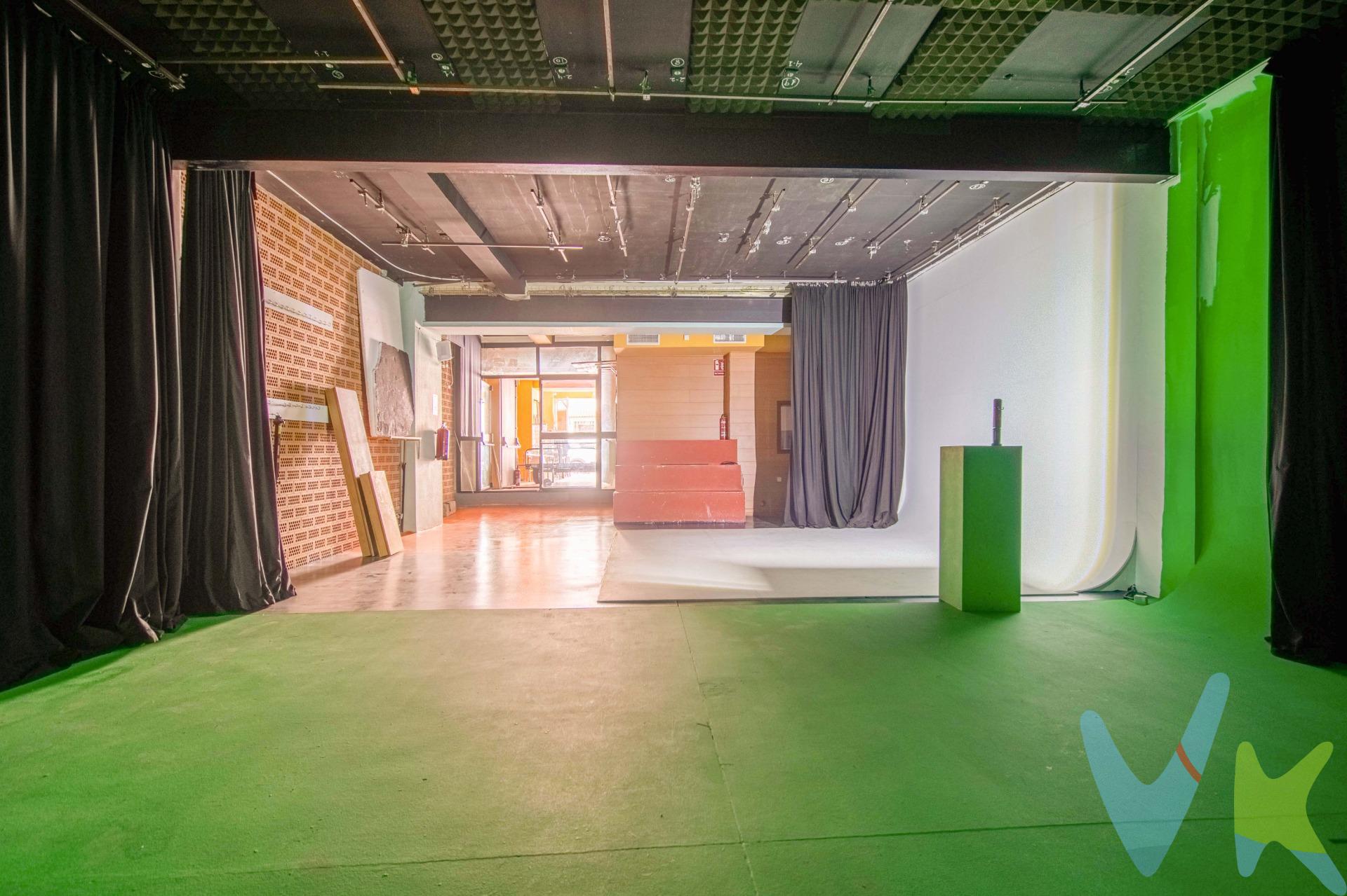 Local comercial en venta en Tomares, c/ San Juan de Aznalfarache. Local de 198 m2 en buen estado de conservación. Se compone de:. Puertas de madera, solería rústica, y aire acondicionado centralizado. Las estancias están acondicionadas como lugar de grabación, rodaje y teatro. Tiene un gran salón, un despacho, un aseo, un camerino con baño con placa de ducha, split de aire acondicionado y armario empotrado; y una sala de control con ventana al plató, plató con doble puerta de 100 m2 con ciclorama y 24 líneas reguladas. En el sótano tiene una sala mixta con barra y lavadero para celebraciones, almacén y dos habitaciones. . El local se encuentra insonorizado. . Tiene muchísimas posibilidades. Si está interesado en visitarlo, llámenos sin compromiso, estaremos encantados de proporcionarle más información y hacer una visita. Informamos a nuestros clientes que el precio de venta no incluye lo siguiente: Honorarios de la agencia inmobiliaria, Impuestos (I.T.P., I.V.A. o A.J.D., en su caso) ni otros gastos de la compraventa (gastos de Registro de la Propiedad, Notaría, Gestoría ni de posible Financiación). Documento F.I.S. a disposición del consumidor según Decreto 218/2005 Junta de Andalucía.