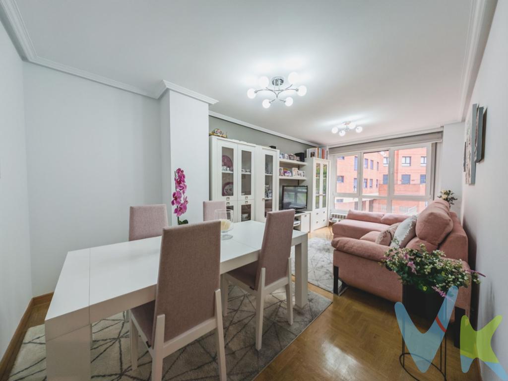Piso en venta en La Florida (Oviedo). La vivienda es exterior y cuenta con amplias vistas a una preciosa zona residencial ajardinada y aislada de ruidos. Con una superficie construida de 72m2, se distribuye en un acogedor salón-comedor, dos dormitorios dobles, ambos con armarios empotrados totalmente revestidos y distribuidos interiormente, una cocina totalmente amueblada y equipada y dos baños ( con ducha y con bañera de hidromasaje). Ubicada en un edificio del año 2009 y sin barreras arquitectónicas, se trata de una vivienda sin apenas uso y en un perfecto estado de conservación. Plaza de garaje amplia y de fácil maniobrabilidad, además de un trastero incluidos en el precio. Barrio residencial, tranquilo y agradable, con amplias zonas verdes y diversos equipamientos deportivos y educativos. Si te interesa comprar una vivienda que esté como nueva, aprovecha la oportunidad y ven a conocerla!!!