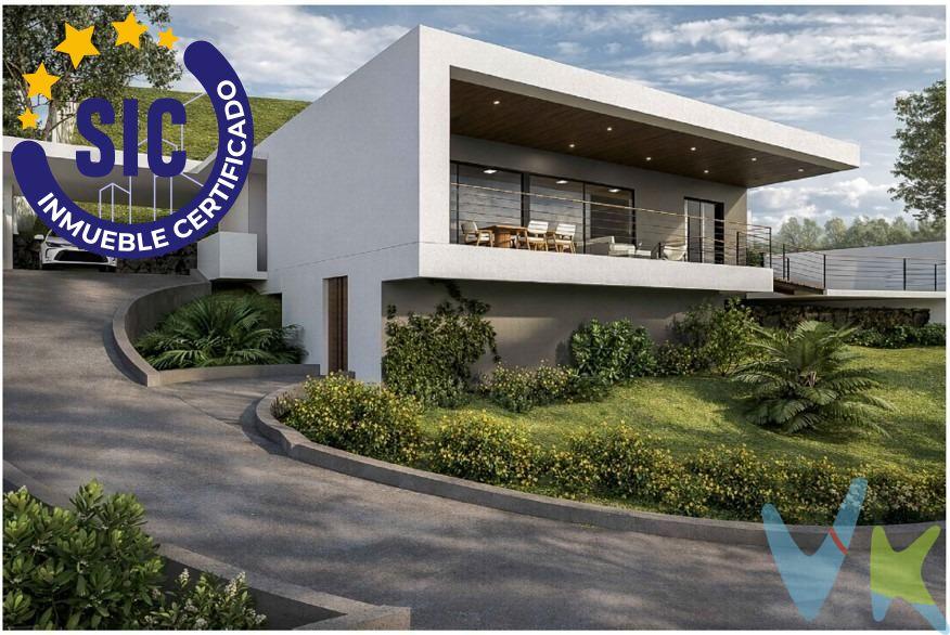 . Presentamos esta magnífica parcela de suelo urbano residencial de más de 1.500 metros cuadrados, situada en la prestigiosa urbanización La Coma de Borriol. Con espectaculares vistas al campo de golf y una orientación privilegiada, esta parcela es el lugar perfecto para construir el chalet de tus sueños. La urbanización ofrece instalaciones deportivas de primer nivel, como pistas de tenis, pádel y fútbol, ​​además de un entorno rodeado de naturaleza y tranquilidad. Cuenta con vigilancia privada, control de acceso y videovigilancia para garantizar tu seguridad y tranquilidad. Todo esto se combina con un clima agradable durante todo el año y excelente conexión con vías principales, lo que permite estar cerca de la ciudad de Castellón sin renunciar a la serenidad de este entorno exclusivo. Imagina despertar cada día con vistas al campo de golf y disfrutar de la comodidad y calidad de vida que ofrece esta urbanización. ¡No dejes pasar esta oportunidad única! Contáctanos para más información y comienza a planificar tu nuevo hogar.