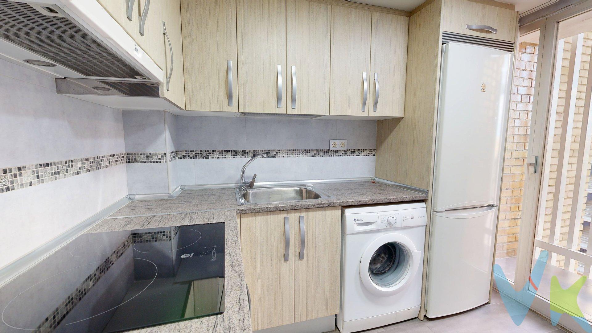 Vivienda situada en La Jota, zona Colector, calle Manuel Viola , en un entorno muy tranquilo y a un paso de la zona de reciente construcción junto al Tercer Cinturón. Se trata de una planta alta, exterior y muy luminosa, con orientación este, lo que garantiza luz natural durante gran parte del día. La vivienda cuenta con 95 m² construidos (80 m² útiles) y una distribución muy funcional:. -Tres dormitorios dobles. -Salón amplio. -Cocina independiente con galería. -Baño completo. . El piso se encuentra en buen estado para entrar a vivir:. -Cocina y baño actualizados. -Suelos de tarima. -Ventanas de aluminio en gris. -Puertas interiores a actualizar, ideal para personalizar al gusto. -Dispone de calefacción central y agua caliente central con contador individual. -Orientacion Este. El edificio es del año 1978, cuenta con ascensor y está ubicado en una finca tranquila y bien cuidada. Una vivienda ideal tanto para familias como para quienes buscan espacio, luz y buena ubicación, en una zona consolidada con todos los servicios y excelente conexión. 📞 Llámanos para más información o para concertar una visita.