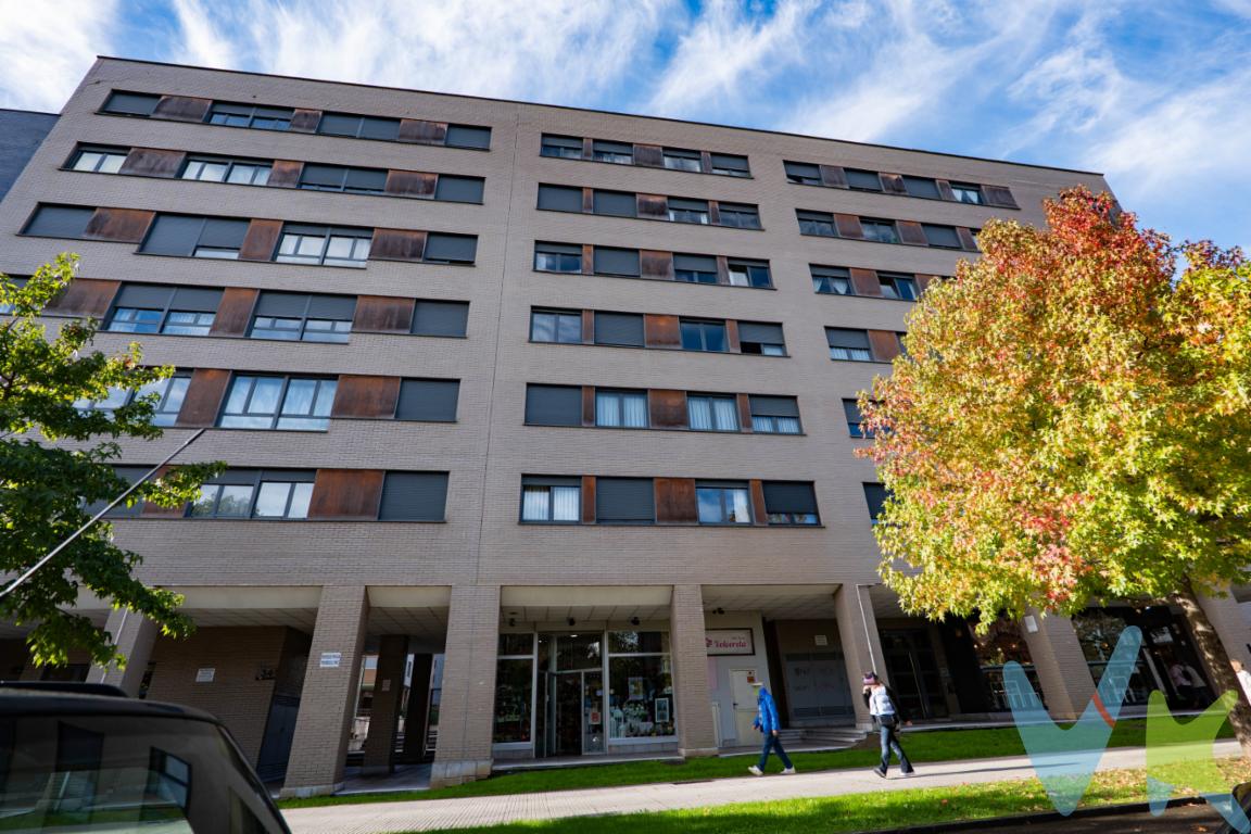  Presentamos una magnífica oportunidad de adquirir un piso encantador ubicado en la cotizada zona de calle Velazquez, muy cerca del Corte Inglés en Gijón.Esta propiedad es perfecta para aquellos que buscan una vivienda cómoda y moderna, sin sacrificar cercanía a servicios y sistema de transporte público. Adicionalmente, esta propiedad viene con el valioso plus de incluir una plaza de garaje. Este espacio asegura que tu vehículo esté resguardado y siempre accesible, una gran ventaja en una ciudad como Gijón. Además, dispone de un trastero que ofrece opciones adicionales de almacenamiento, brindando solución a la necesidad de mantener la vivienda siempre ordenada.Entre las características más destacadas, el piso cuenta con una habitación amplia y luminosa, ideal para crear un espacio personal y acogedor. La habitación está diseñada para ofrecer descanso y privacidad, con suficiente espacio para equipar con mobiliario acorde a tus gustos y necesidades.El inmueble se entrega, si lo deseas, completamente amueblado y equipado con electrodomésticos, lo que permite una mudanza sin preocupaciones ni gastos adicionales. Cada detalle del piso ha sido cuidado con esmero, asegurando que encontrarás un hogar listo para empezar a disfrutar de inmediato.En cuanto a la ubicación, Montevil es una de las zonas más demandadas de Gijón, gracias a su oferta de servicios y su excelente conexión con el resto de la ciudad. Las opciones de transporte cercano incluyen la estación de tren y paradas de autobuses, garantizando desplazamientos sencillos y rápidos hacia cualquier punto.Colegios,instituto y centro comercial a un paso completan el atractivo de esta propiedad.Este piso representa una opción excepcional tanto para aquellos que deseen establecer su residencia habitual en una de las zonas más atractivas de Gijón, como para quienes buscan una inversión segura en una de las áreas con mayor proyección de la ciudad.Las cualidades de esta vivienda no dejan lugar a dudas sobre su valor y atractivo. La conjunción de elementos como su ubicación estratégica, el confort y las comodidades que ofrece, hacen de este piso una opción que reúne todo lo que se puede desear en un hogar moderno.No pierdas la oportunidad de visitar este piso y conocer de primera mano todas sus ventajas. Te invitamos a contactar para concertar una visita y descubrir el que podría ser Tu próximo hogar en la encantadora ciudad de Gijón. Sin duda, este inmueble tiene el potencial de cumplir con todas Tus expectativas y convertirse en el lugar que siempre haS soñado.Se informa a los interesados que el precio de venta indicado no comprende los honorarios de la agencia inmobiliaria, el Impuesto de Transmisiones Patrimoniales (ITP) ni los gastos asociados a la compraventa (notaría, registro de la propiedad y otros).
