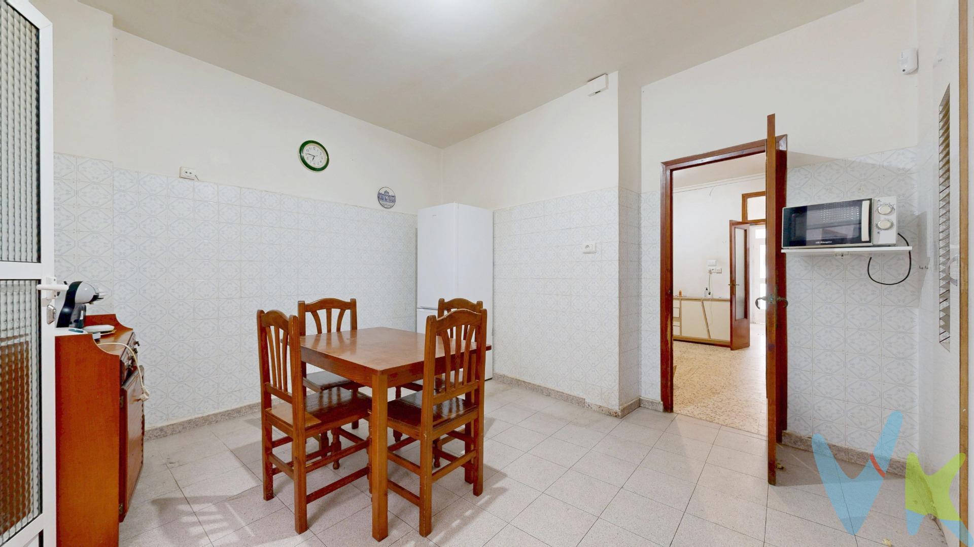 En venta amplia casa de pueblo en una de las mejores zonas de Tavernes de la Valldigna.  Ubicada en una calle tranquila y tradicional, rodeada de casas familiares de toda la vida, esta vivienda ofrece el encanto de lo auténtico con un gran potencial para crear un hogar a medida. La casa se distribuye en dos plantas y destaca por sus amplios espacios. En la planta baja cuenta con un salón, comedor independiente, cocina, patio interior y una zona exterior con mucho encanto. En la planta superior se encuentran tres dormitorios y una gran terraza soleada, perfecta para disfrutar del aire libre o convertirla en una zona chill-out o de descanso. Aunque necesita reforma, la estructura es sólida y ofrece muchas posibilidades de personalización, permitiendo conservar el carácter original de la casa o transformarla en una vivienda moderna con encanto. Su amplitud y distribución facilitan adaptar los espacios según las necesidades: vivienda familiar, casa vacacional o incluso proyecto de inversión. Situada en una zona muy buena de Tavernes de la Valldigna, cercana a todos los servicios, comercios, colegios y con fácil acceso tanto al centro como a la playa, esta propiedad es una excelente oportunidad por su ubicación, tamaño y precio. Una casa con alma, ideal para quienes buscan espacio, tranquilidad y la posibilidad de crear su propio hogar en un entorno tradicional y bien conectado.