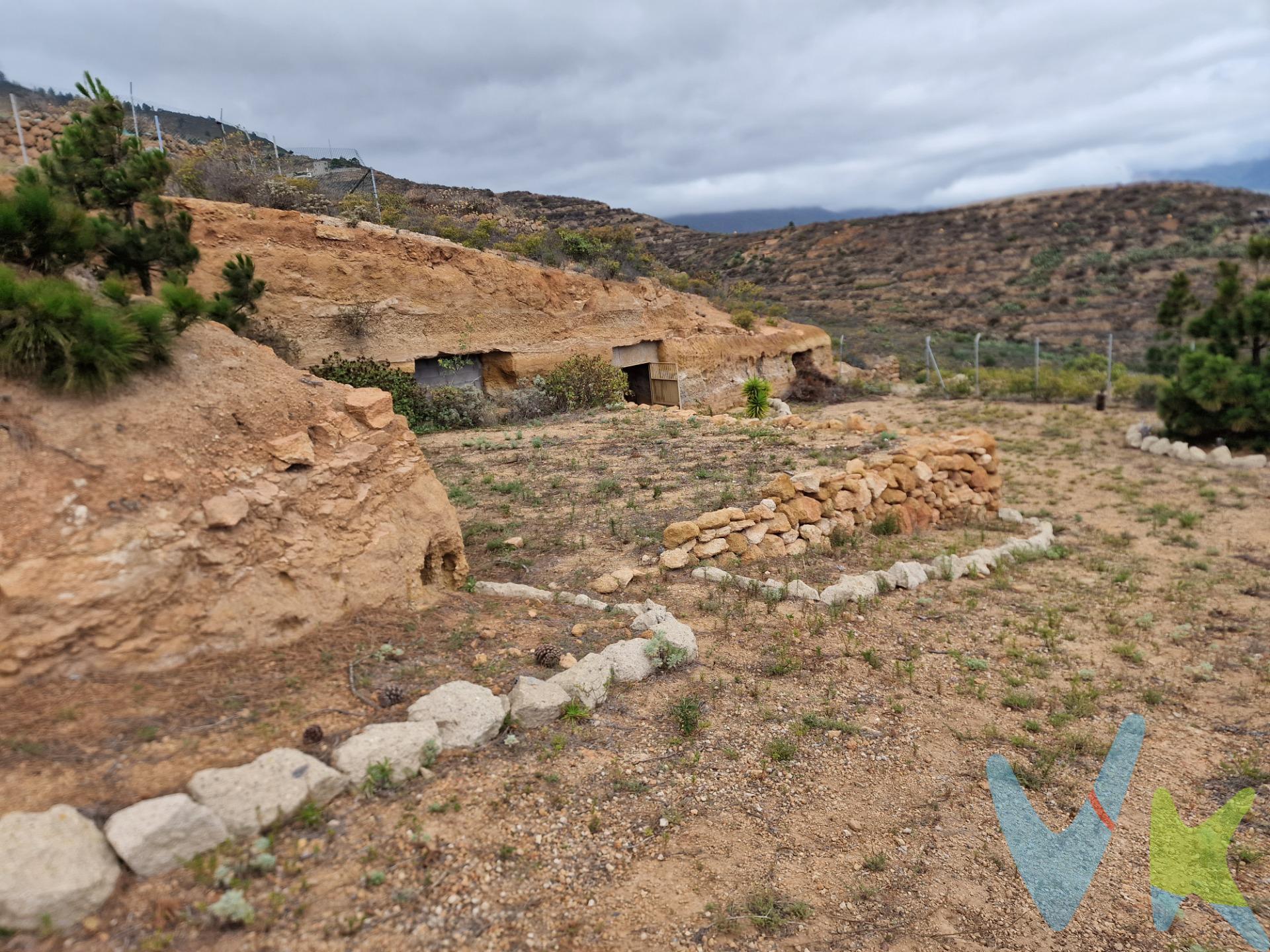 ¡Descubre tu paraíso privado en Güímar!. Sumérgete en la magia de esta extraordinaria finca rústica de 3.265 m² que combina encanto natural, historia y vistas panorámicas al mar. Esta joya única en Güímar te ofrece:. CARACTERISTICAS DESTACADAS:. - Impresionantes vistas al océano Atlántico. - Tres cuevas registradas (dos grandes y una pequeña) que añaden un toque de rustico. - Suministro de agua de riego de galería, garantizando el verdor de tu propiedad. - Proyecto de terrazas en desarrollo para maximizar la accesibilidad y el aprovechamiento del terreno. UBICACION PRIVILEGIADA: Enclavada en una zona tranquila de Güímar, esta finca te brinda la serenidad que buscas sin renunciar a la cercanía de servicios y comodidades. Es el refugio perfecto para desconectar del bullicio urbano y reconectar con la naturaleza. POTENCIAL ILIMITADO: Imagina las posibilidades: desde crear tu propio oasis de paz hasta desarrollar un proyecto turístico único. Las cuevas ofrecen un elemento distintivo que puedes aprovechar de múltiples formas, ya sea como espacios de almacenamiento, áreas de meditación o incluso como alojamientos temáticos. INVERSIÓN EN CALIDAD DE VIDA: Esta propiedad no es solo una compra, es una inversión en un estilo de vida único. Disfruta de atardeceres espectaculares, organiza reuniones inolvidables con amigos y familiares, o simplemente escapa del mundo en tu propio rincón del paraíso. No dejes que esta oportunidad única se escape. Tu finca soñada en Güímar, con su perfecta combinación de naturaleza, historia y vistas impresionantes, te está esperando. Contáctanos ahora para programar una visita y experimentar la magia de este lugar por ti mismo. ¡Tu nueva vida en el paraíso comienza aquí!