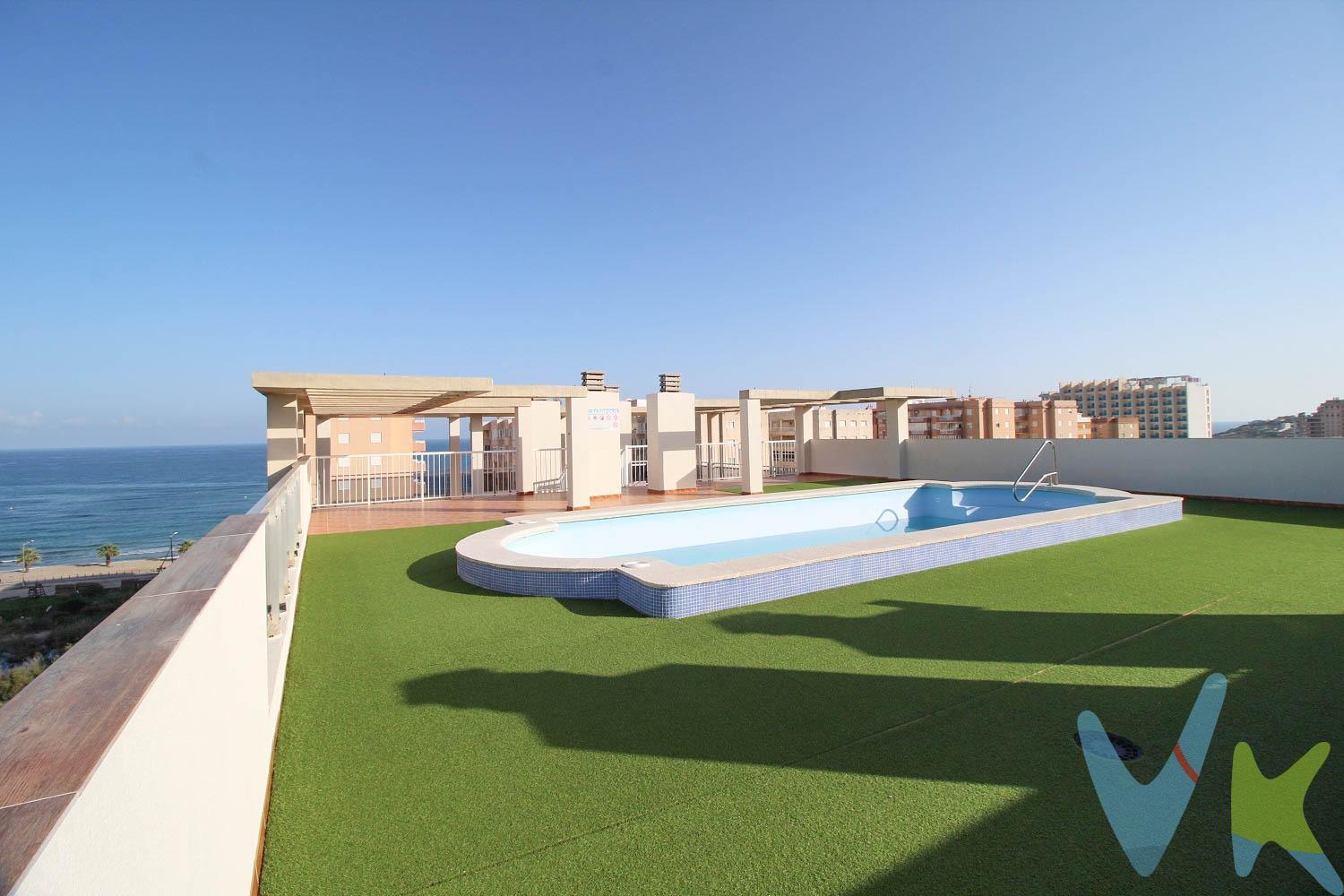 Ref. 1803_La vivienda con la que llevas soñando, por fin a tu alcance!. Apartamento situado en la tercera planta del edificio Acrópolis construido en el año 2010, a tan solo 100 m de la Playa de Morro de Gos, Oropesa del Mar (Castellón). Cerca de todos los servicios y comercios necesarios, una opción ideal para convertirse en tu segunda residencia para el verano. Además, gracias a su orientación sur está dotado durante gran parte del día de calidez y luz natural para que también puedas disfrutarlo el resto del año.  .  Se distribuye interiormente en 2 dormitorios dobles, uno de ellos con dos camas individuales y otro (dormitorio principal) con cama de matrimonio y baño completo con bañera en suite. Ambos con armarios empotrados. Otro cuarto de baño de cortesía con ducha. Cocina americana, equipada y totalmente abierta al salón, fusionando los dos espacios en uno. Con salida directa a la joya de la vivienda, terraza completamente acristalada, de la marca “Lumon”, garantía de excelente calidad, ganando así espacio adicional que podrás aprovechar para infinidad de usos, independientemente del tiempo que haga y con vistas laterales al mar y a la montaña.  . Cuenta además con climatización mediante Split en el salón e incluye plaza de parking en superficie, gran ventaja a la hora de aparcar especialmente en la temporada estival donde encontrar aparcamiento en esta zona se convierte en una tarea muy complicada. En cuanto a las zonas comunes, la urbanización dispone de ascensor, piscina comunitaria descubierta en la azotea del edificio junto al espacio destinado a solárium desde donde podrás disfrutar de unas espectaculares vistas panorámicas al mar.  .  En perfectas condiciones, listo para entrar a vivir y convertirse en tu hogar. Se vende parcialmente amueblado (solicitar más detalles).  .  VIVIENDA CERTIFICADA: LE GARANTIZAMOS LA COMPRA DE SU INMUEBLE CON TODAS LAS GARANTÍAS JURÍDICAS.  .  El precio de venta NO INCLUYE Impuestos (I. V.A. o I.T.P), gastos de Notaría, gastos de Registro de la Propiedad, gastos de tramitación de Escrituras ni gastos de financiación (si se precisa). Consulte Honorarios Profesionales de Agencia Inmobiliaria. 