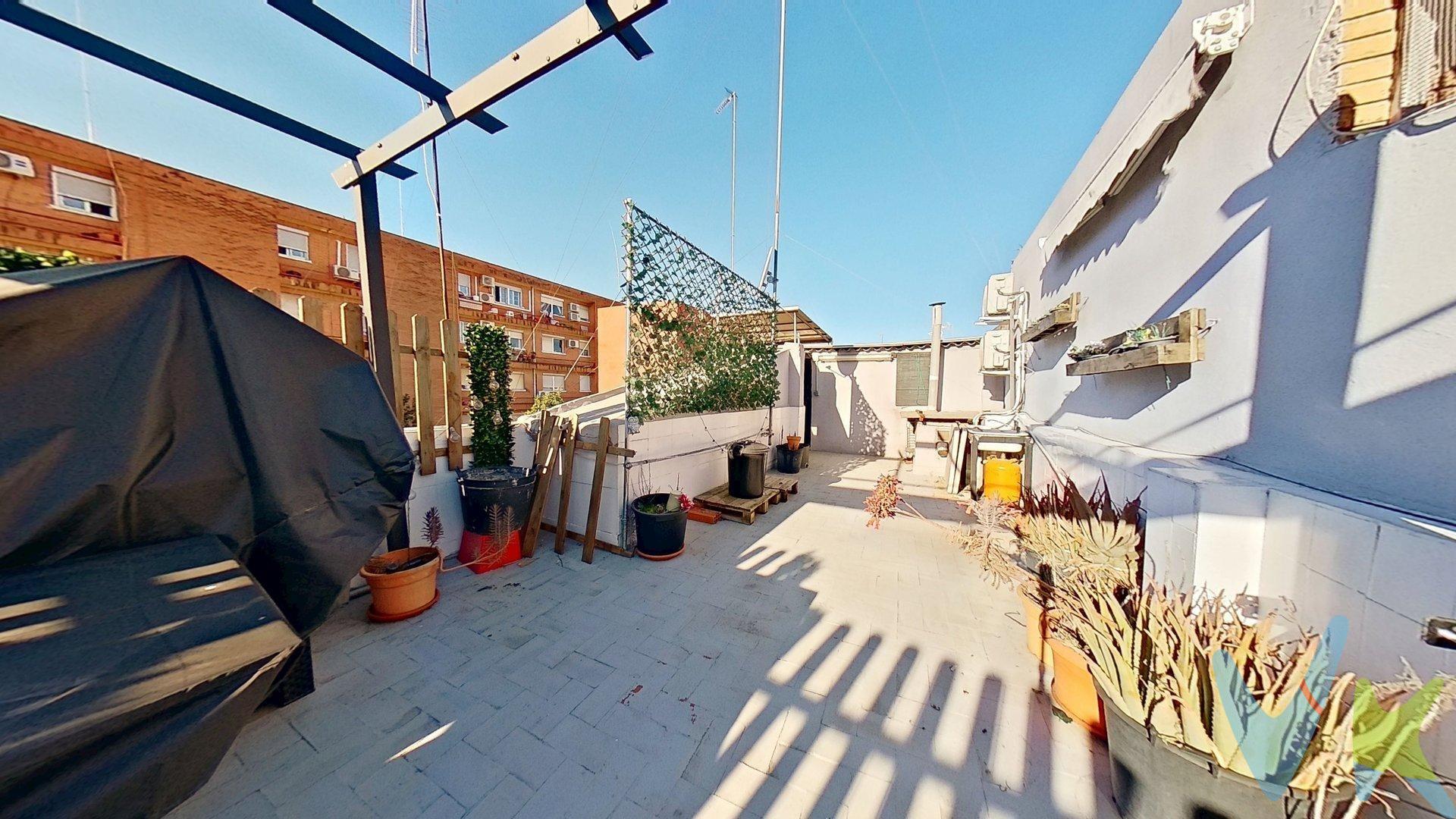 ESTRENA TU NUEVA VIDA: DISEÑO, TERRAZA Y LUZ A 10min DE VALENCIA. ¿Cansado de ver casas que necesitan mil arreglos? Olvida las reformas. Aquí el trabajo sucio ya está hecho. Te presentamos una vivienda de dos alturas y una espectacular terraza en el Barrio del Cristo (Aldaia), donde la modernidad y la calidad se siente en cada m².  LO QUE LA HACE ÚNICA. REESTRENO TOTAL: No es un lavado de cara. Fontanería y electricidad 100% nuevas. Cero preocupaciones, máxima eficiencia. EL CORAZÓN DE LA CASA: 3 habitaciones diseñadas bajo un concepto de confort moderno, 1 baño completo y 1 aseo funcional. TU OASIS PRIVADO: Una terraza espectacular. El lujo de tener aire libre en casa.  POR QUÉ ESTA Y NO OTRA. Diseño Vanguardista: Suelos, paredes y acabados con estética minimalista y actual. Dos Alturas: Separación perfecta entre la zona social y el descanso. Inversión Inteligente: Todo el mantenimiento estructural ya está realizado. Entra con las maletas y empieza a disfrutar hoy mismo. Excelente acceso a Valencia, la A3 y a 3 min del Centro Comercial Bonaire. ¿Quieres ser el primero en verla? Las propiedades con terraza y reforma integral en Aldaia vuelan. Contacta ahora y agenda tu visita privada. PVP 200.000€.  Gastos e impuestos no incluidos en el precio. La compra conlleva impuestos y gastos de formalización para el comprador. A título orientativo se informa que en segundas transmisiones el ITP con carácter general en Valencia es del 10%, pudiendo existir otros tipos impositivos atendiendo a las circunstancias personales del comprador u otras circunstancias previstas legalmente. Base imponible del impuesto el mayor valor entre el precio de compraventa, la tasación o el valor de referencia catastral. En cuanto a los gastos de notaría y registro, en su caso, suelen oscilar aprox; entre 1,5% y 2,5% (aranceles variables según precio, n.º de copias y complejidad). El comprador elige notario. Si el comprador precisase de hipoteca: tasación, condiciones y costes bancarios serán según entidad elegida por el comprador, así como los gastos de gestoría, y cualesquiera otros gastos inherentes a la formalización de la compraventa que legalmente correspondan a la parte compradora, salvo pacto expreso en contrario con el vendedor. El consumidor tiene, conforme a la normativa vigente, a su disposición información y documentación adicional relativa al inmueble y condiciones de la compraventa, que podrá ser consultada en C/Joaquín Costa 4, bajo 46005 Valencia o urbe2@remax.es. Honorarios de mediación inmobiliaria a cargo del COMPRADOR: (3% del precio final de venta más IVA (21%), salvo otro pacto.); y de VENDEDOR (según acuerdo con el mismo). Se informa al consumidor que la agencia actúa como intermediaria inmobiliaria en la operación, estando cualquier eventual compraventa y sus condiciones sujeta a la aceptación expresa del propietario-vendedor y a la posterior formalización del correspondiente contrato. 