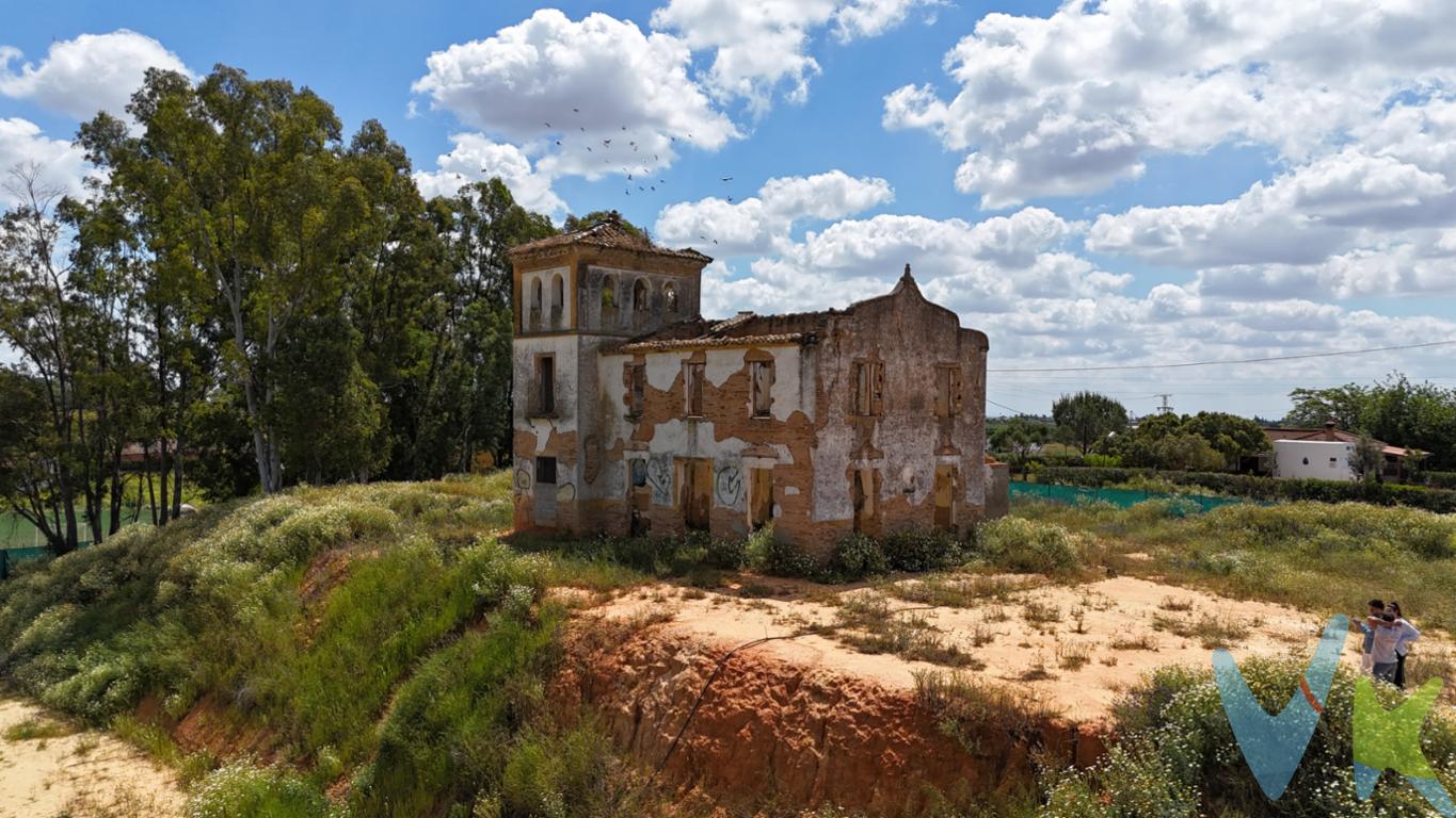 FINCA DE 13879 M2 + VIVIENDA A REFORMAR

Oportunidad única en la carretera Sanlúcar–Olivares: finca con encanto para reformar, con amplias instalaciones ganaderas registradas.

Se vende magnífica propiedad rústica ubicada en plena naturaleza, con acceso directo desde la carretera Sanlúcar–Olivares. La finca cuenta con una superficie de 13.879 m².

En el interior de la finca se alza una vivienda señorial de dos plantas con mirador, con una superficie construida de 240 m², ideal para ser restaurada y transformada en una espectacular residencia familiar, casa rural o negocio de agroturismo. La construcción principal se complementa con una casa para el guarda, cochera, cuadra y otras dependencias auxiliares.

Además, la propiedad dispone de importantes instalaciones ganaderas legalmente inscritas en escritura, que incluyen:
	•	Naves para alojamiento de ganado con 685 m² construidos, destinadas actualmente a la cría y manejo de porcino, con estructuras metálicas, cubiertas y zonas aisladas térmicamente.
	•	Corrales descubiertos de 260 m², con pavimento de cemento y ladrillo macizo, diseñados como zonas de ejercicio para reproductores.
	•	Pasillos y zonas de carga con 180 m², pavimentados en cemento para facilitar la operativa diaria.
	•	Sistema de saneamiento con desagües subterráneos que desembocan en una fosa de purines de 100.000 m³ de capacidad, ubicada fuera del recinto principal.

Una propiedad ideal para quienes buscan una finca con historia y múltiples posibilidades de explotación, ya sea como vivienda rural, explotación agrícola-ganadera o proyecto de turismo rural.

Un entorno natural con gran potencial a solo minutos de los principales núcleos urbanos del Aljarafe sevillano.

Honorarios de la agencia inmobiliaria, impuestos (el Impuesto de Transmisiones Patrimoniales, IVA o AJD, en su caso), otros gastos de la compraventa (gastos de registro de la Propiedad, Notaría, gestoría ni de posible financiación). Documento DIA a disposición del consumidor según Decreto 218/2005 Junta de Andalucía.