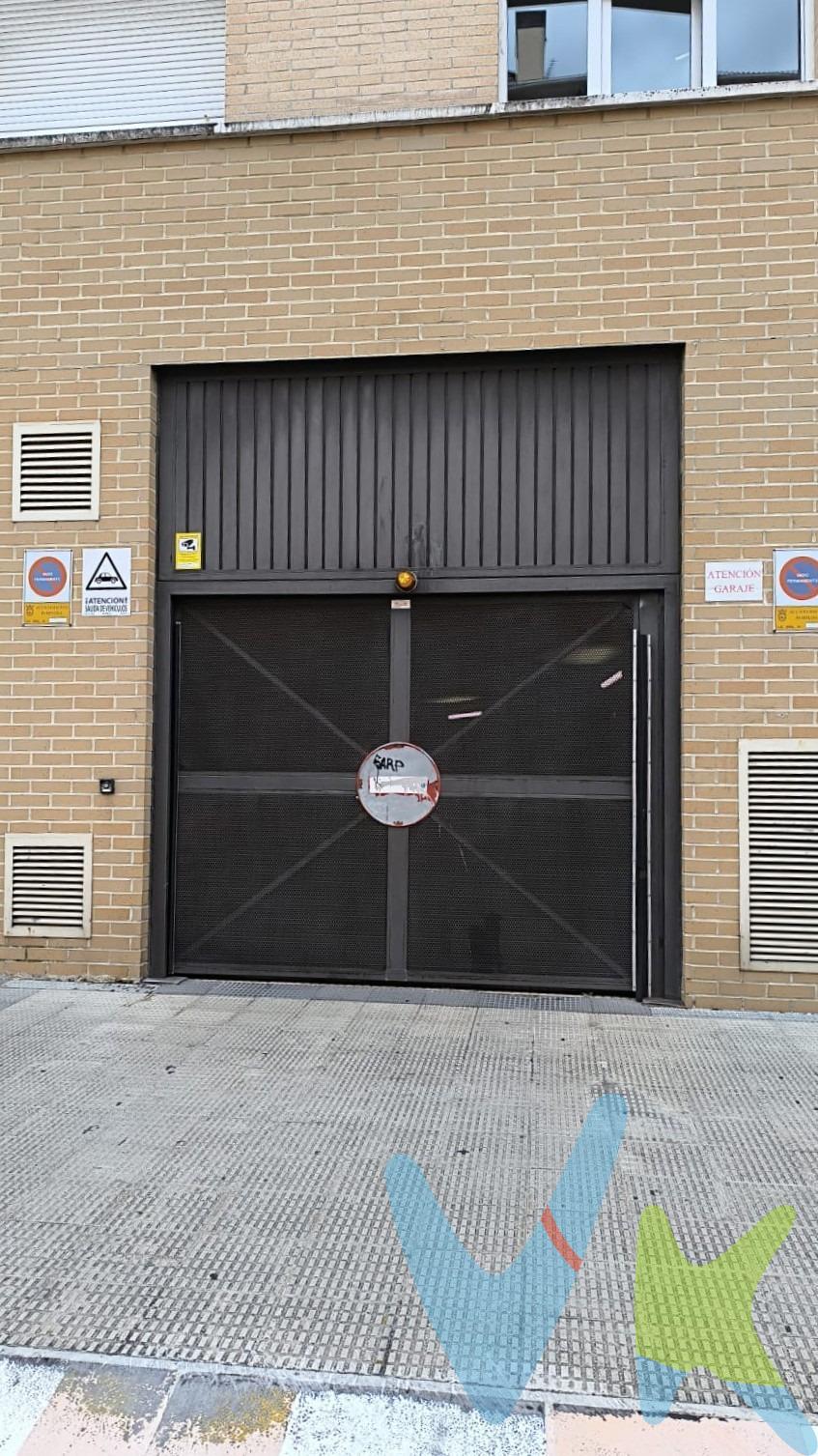 Plaza de garaje muy cómoda, pasillos anchos para maniobrar, esta en la parte central del garaje,  muy buena maniobrabilidad. Dos entradas. Para coche grande. Zona norte Rochapea,  cercana a piscinas de Rochapea, a zona comercial del polígono de Ansoain. Tanto si vives en la zona, o trabajas en ella, puede ser una buena opción, no perder tiempo en aparcar.. tener tu vehículo a cubierto. LLAMÁNOS TE LA ENSEÑAMOS !!