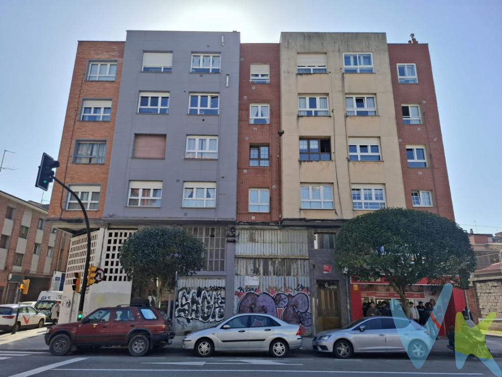 ¡Oportunidad única en Gijón! Presentamos este espacioso local en venta, ubicado en la solicitada zona de El Llano. Este establecimiento ofrece una superficie útil de 76 metros cuadrados y una superficie construida de 120 metros cuadrados. Un espacio ideal para emprendedores y comerciantes que buscan establecer su negocio en una ubicación estratégica y de alto tráfico.El barrio de El Llano es conocido por su ambiente dinámico y su alta densidad de población, lo que garantiza una afluencia constante de potenciales clientes. A esto se suma la excelente comunicación con otras áreas de la ciudad, destacando la proximidad a paradas de autobús que facilitan el acceso tanto para clientes como para empleados.Este local, emplazado en un edificio construido en 1966, mantiene una estructura en buenas condiciones. Dispone de amplias posibilidades de reconfiguración según las necesidades específicas del nuevo propietario. Las características arquitectónicas del inmueble permiten adaptarse a múltiples usos, desde comercio minorista hasta espacio de oficinas.La zona de El Llano ha experimentado un crecimiento continuo y es valorada por su comunidad. Alrededor del local, se encuentran variedad de servicios y comercios además de centros educativos, que incrementan el flujo peatonal en la zona. Esto lo convierte en un lugar idóneo para captar la atención de nuevos clientes y afianzar una clientela fija.Un factor importante a considerar es la facilidad de acceso gracias a su ubicación en una vía principal. Además, su fachada cuenta con una buena visibilidad desde la calle, ideal para aquellos negocios que requieran destacarse visualmente. El escaparate generoso proporciona una excelente oportunidad para mostrar productos o anuncios.El local cuenta con un diseño diáfano que permite maximizar el uso del espacio interior. Estas características son perfectas para adaptarse a diferentes diseños y decoraciones. La distribución del espacio proporciona comodidad y funcionalidad, aspectos esenciales para el éxito de cualquier actividad comercial.Para mayor conveniencia, el establecimiento está equipado con todos los servicios básicos necesarios, asegurando un inicio de actividad sin contratiempos. Toda la documentación referente a la propiedad está en regla, facilitando así un proceso de compra ágil y seguro. Además, se ubica en un entorno seguro, lo cual es fundamental tanto para los negocios como para clientes.Este inmueble representa una sólida inversión, dada la creciente demanda en la zona y el potencial de revalorización del inmueble a medio y largo plazo. Con todas estas ventajas, se presenta como una opción inmejorable para aquellos que buscan lanzar un proyecto o expandirse en uno de los sectores más activos de Gijón.A la hora de considerar un lugar desde donde operar un negocio con éxito, este local reúne las condiciones óptimas para ello. No pierda la oportunidad de adquirir este espacio que promete ser el inicio de una próspera actividad comercial. Le invitamos a visitarlo para descubrir todas las posibilidades que este local tiene para ofrecer. Para más información o para concertar una visita, no dude en ponerse en contacto con nosotros. ¡Esperamos su llamada!Según la Ley 10/2025, de 28 de diciembre, se informa que los gastos e impuestos que conlleva la adquisición no están incluidos en el precio indicado:El vendedor asume la plusvalía y el resto de gastos son del comprador.Segundas transmisiones, el comprador abona el Impuesto sobre Transmisiones Patrimoniales (ITP). Puede consultar toda la información en el siguiente enlace: https://sede.tributasenasturias.es/sites/sede/default/es_ES/Que-quieres-hacer/Transmisiones-Patrimoniales-y-AJD. La base imponible que se toma para el cálculo será el mayor valor entre precio de compraventa, tasación o valor de referencia catastral.El comprador escoge la notaría. Los gastos de Notaría están regulados en el Anexo I, del Real Decreto 1426/1989, de 17 de noviembre, por el que se aprueba el arancel Notarial y los gastos de Registro según el arancel oficial establecido en el Anexo I, del Real Decreto 1427/1989, de 17 de noviembre, los aranceles varían en función del precio, número de copias y complejidad. Los gastos de Gestoría por la tramitación administrativa de la compraventa, presentación, liquidación de impuestos y la inscripción en el Registro de la Propiedad, serán de la parte compradora, en caso de que decida encargar dichos trámites a un profesional, su importe varía en función del profesional o entidad designada para su realización. Si el comprador necesita préstamo hipotecario, la tasación, condiciones y costes bancarios según entidad elegida por el comprador; así como los gastos de gestoría y cualesquiera otros inherentes a la formalización de la compraventa serán de su cuenta, salvo pacto expreso en contrario con el vendedor..Honorarios de intermediación inmobiliaria a cargo del vendedor.Conforme a la normativa vigente, el consumidor tiene derecho a disponer de información, documentación y condiciones de la compraventa relativa al inmueble, en la sede física de Los Arcos 98, SL en calle del Carmen,2 bajo en Gijón, o a través de nuestro correo electrónico, inmobiliaria@grupolosarcos.es. La agencia actúa exclusivamente como intermediaria en la operación, las condiciones de la compraventa están sujetas a la aceptación expresa del vendedor y a la posterior formalización del correspondiente contrato. El presente anuncio es meramente informativo y la información facilitada corresponde a la disponible en la fecha de publicación, pudiendo variar en función de circunstancias legales, contractuales o fiscales. 