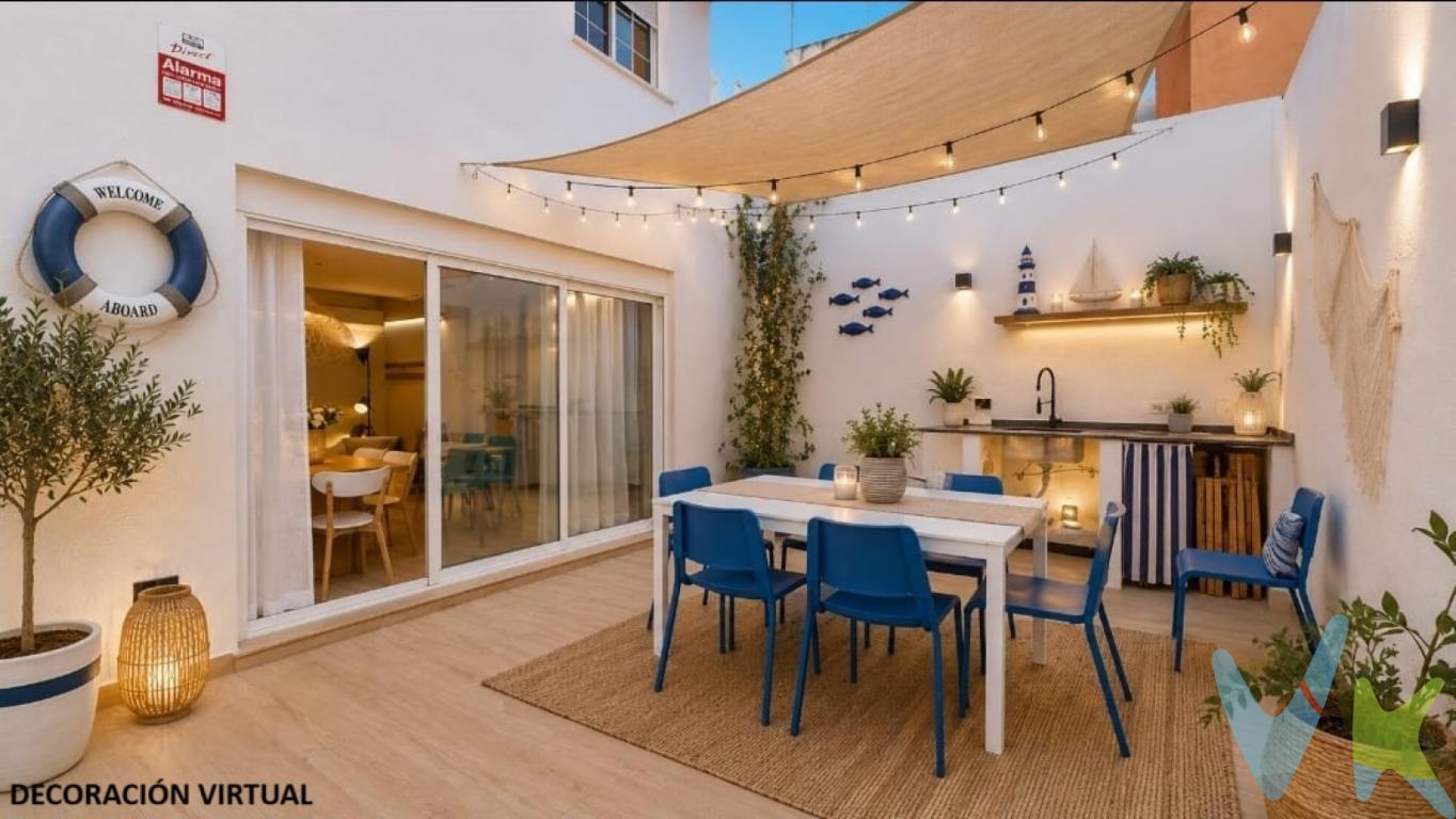 Casa con GARAJE, TERRAZA y LICENCIA TURÍSTICA EN VIGOR EN ALDAIA. INVERSIÓN MUY RENTABLEINVERSIÓN RENTABLE, con retorno de 60.000 brutos anuales, LICENCIA TURÍSTICA EN VIGOR. Apuesta por tu futuro hogar o en un negocio totalmente consolidado y en pleno funcionamiento.   Esta exclusiva vivienda cuenta con LICENCIA TURÍSTICA en vigor, que genera 60.000 brutos anuales demostrables, dispone de reservas confirmadas hasta final de año, garantizando ingresos desde el primer día. Con una rentabilidad muy alta, representa una excelente oportunidad para quienes buscan un activo inmobiliario rentable, con un modelo de negocio ya implantado y listo para seguir generando beneficios desde el momento de la compra.    La vivienda tiene un diseño exclusivo y con unas comodidades muy difíciles de encontrar en la zona, unas dimensiones de 188m² perfectas para disfrutar de todo lo que necesitas en una sola vivienda, como su garaje independiente privado, un valor añadido crucial. Ofrece la máxima comodidad y seguridad tanto para los propietarios como para los huéspedes que viajan en coche, eliminando por completo el problema del aparcamiento en el centro. Su distribución en 2 plantas: Perfectamente optimizada para grupos o familias. Cuenta con 4 habitaciones dobles, amplias y con una luz natural preciosa. Dispone de dos baños completos (uno en cada planta) y La Joya de la Corona, la habitación principal cuenta con un gran vestidor que integra una espectacular bañera de diseño, creando un ambiente de spa privado.  La zona principal de la casa, el corazón donde todo ocurre, el salón comedor con cocina abierta y salida a su terraza privada. Una cocina con isla integrada a un salón amplio con capacidad para varios sofás con salida a la terraza independiente. Un espacio idóneo para la convivencia y la tranquilidad. En cuanto a la terraza, es un espacio chill-out perfecto de 22 metros cuadrados, que marca la diferencia, donde pasar estupendas veladas entre amigos y familia, ideal si quieres hacer un rincón con barbacoa, una piscina para los días más calurosos o una zona más infantil.    Todo el inmueble cuenta con un cuidado proyecto de iluminación indirecta y una luz natural idílica.   En cuanto a la ubicación, se sitúa en pleno centro de Aldaia, ofrece el encanto y la tranquilidad de una casa de pueblo tradicional, pero con la comodidad de tener todos los servicios a mano, el coche protegido en su propio garaje y una conexión rapidísima con el centro de la ciudad. Una vivienda perfecta para vivir o para Inversores que buscan un activo inmobiliario de lujo, con ingresos demostrables, recurrentes y un factor de diferenciación total (diseño + terraza + garaje) desde el minuto uno. Contáctanos para obtener más información financiera y agendar una visita.    Si tienes que vender antes tu vivienda, llámanos y te asesoramos cómo hacerlo para además tener los mínimos gastos posibles y todas las garantías. Agencia Registrada con el nº00516 en el Registro Obligatorio de Agentes Inmobiliarios de la Comunidad Valenciana   Por mandato expreso del propietario, COMERCIALIZAMOS ESTE INMUEBLE EN EXCLUSIVA, lo que le garantiza el acceso a toda la información, a un servicio de calidad, un trato fácil, sencillo y sin interferencias de terceros. Por este motivo, se ruega NO MOLESTAR AL PROPIETARIO, a los ocupantes de la propiedad o a los vecinos. Muchas gracias por su comprensión. La oferta está sujeta a cambios de precio o retirada del mercado sin previo aviso. Este anuncio en su conjunto, incluyendo textos, fotos, imágenes o cualquier otro contenido de este, no es vinculante dado que la información es ofrecida por terceros y puede contener errores. Se muestra a título informativo y no contractual.    El precio del inmueble no incluye los honorarios de la agencia que ascienden al 4%+IVA del precio final del inmueble, ni los gastos de notaría y registro de la propiedad (que están sujetos a aranceles y varían dependiendo del precio de escrituración), ni los impuestos (que en la Comunitat Valenciana varían dependiendo del precio del inmueble y de las características personales del comprador).      