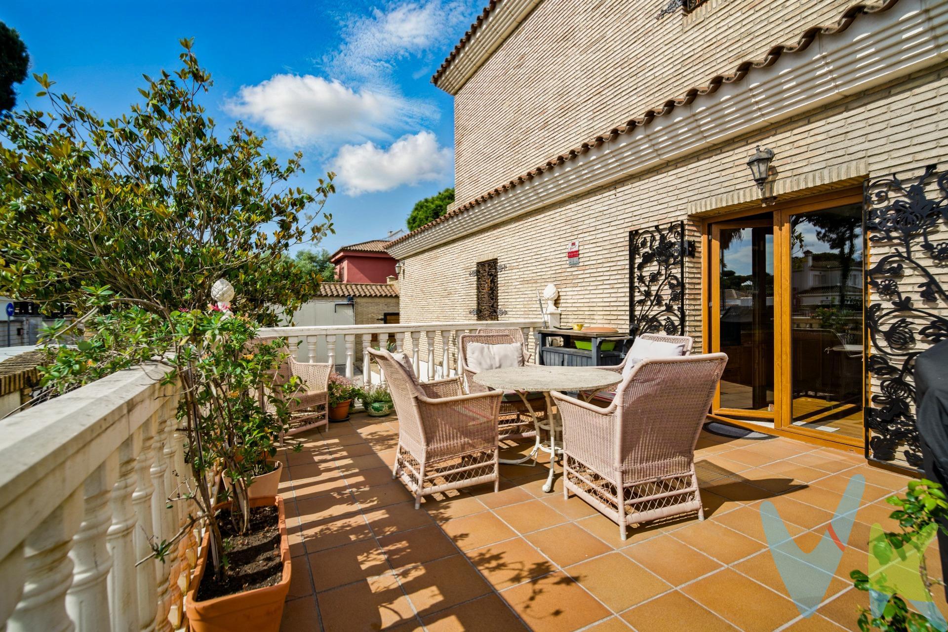 Descubre este impresionante chalet ubicado en la zona Cerromolino de Chiclana de la Frontera, a tan solo 1000 metros de la playa. Con una extensión total de 535 m² construidos sobre una parcela generosa de 688 m², esta propiedad es perfecta para disfrutar del estilo mediterráneo. Cuenta con cinco habitaciones dobles que ofrecen confort y amplitud, tres baños completos más un aseo adicional. La cocina está completamente equipada y lista para su uso inmediato. Entre sus características destacadas se incluyen: puertas interiores elaboradas en madera maciza (roble), alarmas contra incendios y robos, armarios empotrados amplios, así como un baño principal tipo suite. El exterior no te decepcionará; disfruta del sol español desde el jardín ornado con árboles autóctonos o relájate junto a tu propia piscina privada complementada por una barbacoa ideal para reuniones familiares al aire libre.Su sótano ha sido diseñado pensando en el entretenimiento e incluye vinoteca además de un área destinada al gimnasio personal dotado con hidromasaje.Ubicado estratégicamente cerca colegios,costos supermercados,y centros médicos,hace que sea perfecto tanto como residencia permanente o vacacional.Ven a visitarlo hoy mismo! . . Comercializamos este inmueble en exclusiva, lo que le garantiza el acceso a toda la información y un servicio de calidad. En cumplimiento del Decreto de la Junta de Andalucía 218/2005 del 11 de Octubre, se informa al cliente que los gastos notariales, registrales, ITP y otros gastos inherentes a la compraventa no están incluidos en el precio. Igualmente disponemos del Documento Informativo Abreviado de la Propiedad (D.I.A) , y de un Seguro de Caución para garantizar las cantidades entregadas a nuestra Agencia en concepto de Reserva y/o Arras.