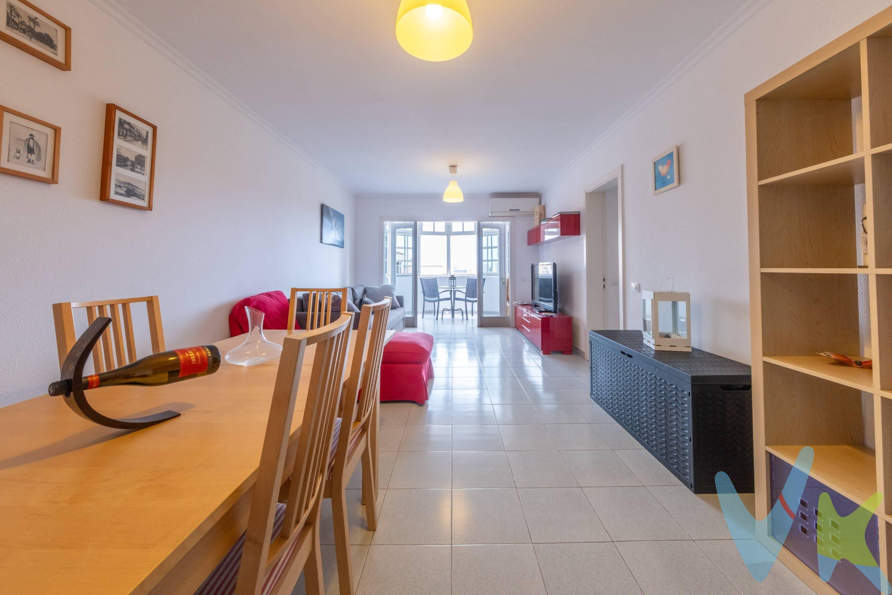 Vive el estilo único del sur de Gran Canaria en este encantador piso en la calle Las Margaritas 39, Urbanización Amurga, en San Agustín-Bahía Feliz. Con 109 m² construidos y 89 m² útiles, está listo para entrar a vivir y pensado para disfrutar la luz de la isla: tres dormitorios (uno doble), dos baños, cocina independiente con solana y orientación sur-este y sur-oeste que llena de sol cada estancia. Desde la terraza superior podrás relajarte, tomar el sol y contemplar las dunas y la playa de Maspalomas. Aunque es un tercer piso sin ascensor, solo supone dos plantas por la configuración del edificio. La urbanización privada ofrece acceso peatonal directo a la playa en 5 minutos, barrera de control para vehículos y un entorno tranquilo rodeado de árboles. Con servicios cercanos, transporte público, colegios y más de 300 días de sol al año, aquí no solo adquieres una vivienda: eliges un estilo de vida relajado. Además, resulta muy interesante para inversores al ser apto para la RIC.