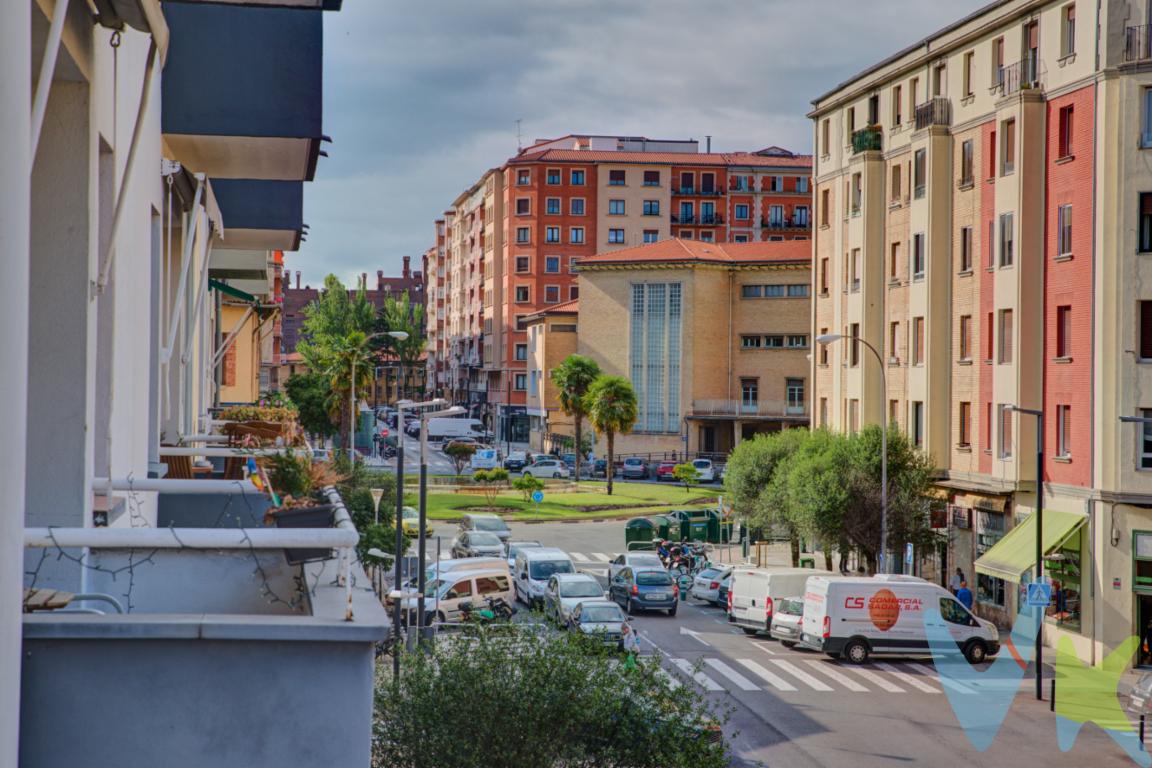 Si te gusta vivir en el Segundo Ensanche de Pamplona, esta es tu oportunidad, te presentamos una vivienda situada en la calle Olite. Su potencial está ahí, en la ubicación, su altura, una segunda planta, su orientación, en el que no te va a faltar esa luz que a todos nos gusta, y unas magníficas vistas. Situada en el centro de la capital, tienes acceso a todos los servicios sin necesidad de coger el coche, la cercanía de todos los servicios tanto comerciales, de educación y administrativos. Además los servicios de autobús con conexión a todos los barrios de Pamplona y comarca.El edificio en el que se encuentra la vivienda tiene portal, fachada, ascensor y tejado reformado. La vivienda por su orientación y porque es totalmente exterior, tiene luz todo el día.No dudes y ven a verla, seguro que te gusta!!!!!!