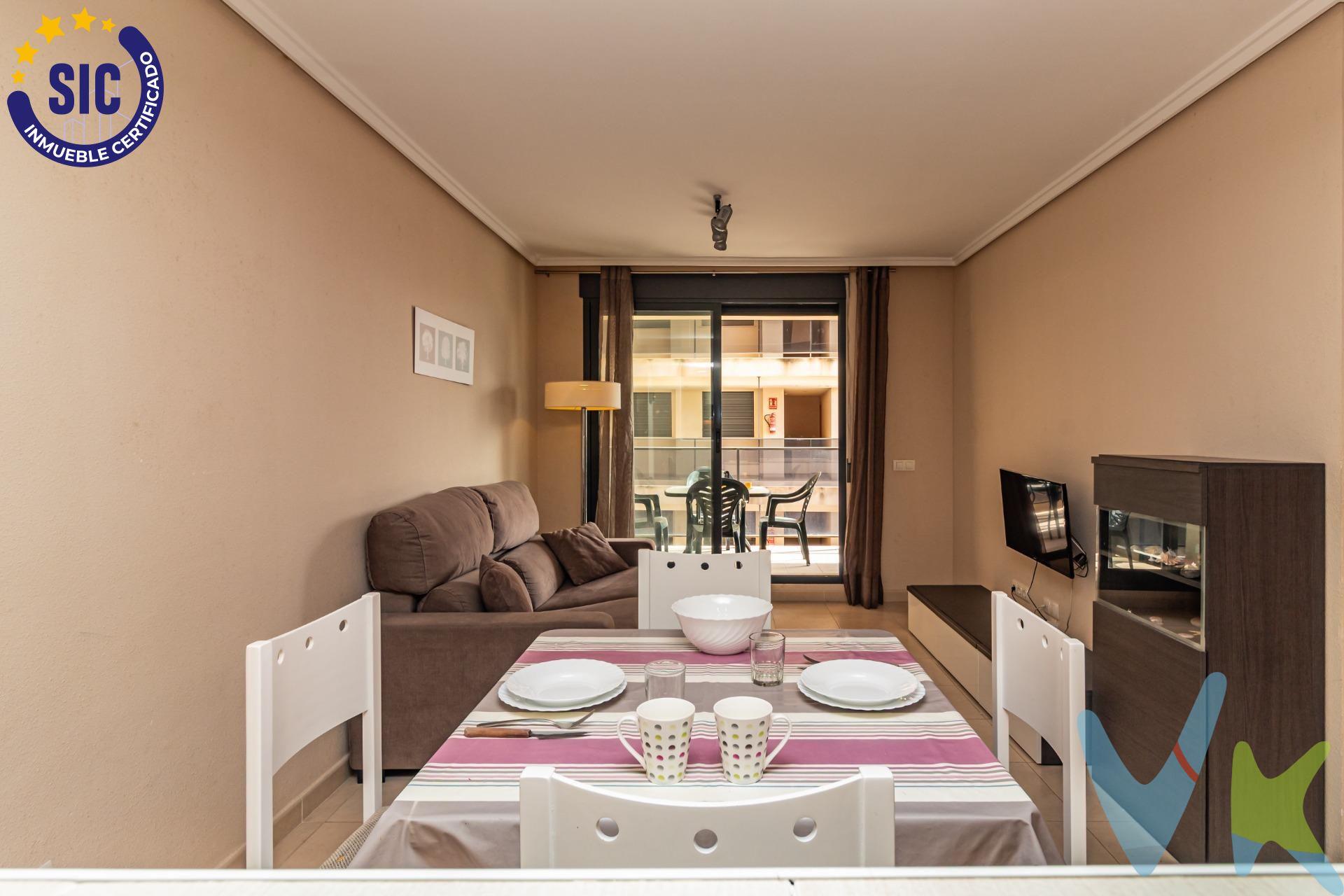 Descubre este encantador apartamento en Oropesa del Mar, ubicado en la codiciada zona de la Playa Morro de Gos. Con una superficie total de 57 m² construidos, esta propiedad cuenta con un amplio salón de 16 m² y una espectacular terraza cubierta de 13 m² que te permitirá disfrutar al aire libre durante todo el año. El dormitorio es doble y ofrece armario empotrado para maximizar tu espacio. La cocina está completamente equipada y se integra perfectamente con los demás espacios. Este hogar tiene orientación sur, lo cual garantiza luminosidad natural a todas horas. La urbanización destaca por sus excelentes instalaciones: relájate junto a la piscina comunitaria o aprovecha su plaza de aparcamiento privativa en el sótano; además contarás con calefacción impulsada por bomba frío-calor (conductos) para mayor confort en cualquier época del año. También tendrás acceso fácil a supermercados, colegios e incluso centros médicos cercanos. ¡No pierdas la oportunidad! Ideal tanto como residencia permanente como inversión vacacional. (*) Cláusula de Transparencia y Desglose de Gastos. En cumplimiento de las obligaciones de información previstas en la Ley 10/2025, de 28 de diciembre, de servicios de atención a la clientela y transparencia, así como en la normativa sectorial vigente, se hace constar que el precio indicado no incluye los gastos e impuestos inherentes a la adquisición, los cuales se desglosan a continuación:. - Impuesto sobre Transmisiones Patrimoniales (ITP): Se aplicará el tipo impositivo vigente en la Comunidad Valenciana, generalmente el 10%, sin perjuicio de tipos reducidos aplicables según las circunstancias personales del comprador o las características del inmueble. El impuesto se devenga sobre el Valor de Referencia Catastral o el precio de venta, aquel que resulte superior. Para una información exhaustiva sobre el funcionamiento, tipos impositivos y bonificaciones del ITP, puede consultar el portal oficial de la Agencia Tributaria autonómica en el siguiente enlace: www.atv.gva.es/es/itpajd. - Gastos de Notaría: Los honorarios notariales se calcularán conforme al arancel oficial regulado en el Anexo I, del Real Decreto 1426/1989, de 17 de noviembre, por el que se aprueba el arancel Notarial. - Gastos de Registro: La inscripción en el Registro de la Propiedad se facturará según el arancel oficial establecido en el Anexo I, del Real Decreto 1427/1989, de 17 de noviembre, por el que se aprueba el arancel de los Registradores de la Propiedad. - Gastos de Gestión: Los honorarios por la tramitación administrativa, liquidación de impuestos e inscripción registral, en el supuesto de ser a cargo de la agencia inmobiliaria, ascienden a 302,50 € (IVA incluido). - Honorarios Agencia del Vendedor: incluidos en el precio publicado. - Honorarios Agencia del Comprador: Se informa que eventualmente podrían existir honorarios profesionales a cargo del adquirente, en aquellos casos en que se hubieran contratado previamente los servicios específicos del encargo de compra y en ningún caso estarán vinculados al precio.