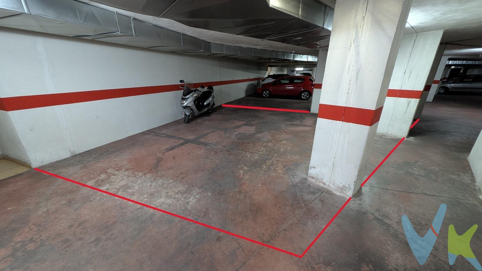 ¿Cansado de buscar aparcamiento?. Tenemos una amplia plaza de parking en el centro de Ponferrada, con una ubicación privilegiada. Al lado del centro comercial, centro de salud, institutos.. Con fácil acceso desde el exterior y puerta automática. Entrada con dimensiones reducidas, aunque la plaza es grande, recomendable para coches pequeños y medianos. Gastos de compraventa a cargo del comprador, no incluidos en el precio, (Notaria, Registro, Gestoría e Impuestos) excepto la Plusvalía municipal que es a cargo del vendedor. Por mandato expreso del propietario, comercializamos este inmueble en exclusiva, lo que garantiza el acceso a toda la información, a un servicio de calidad, en un trato fácil, sencillo y sin interferencias de terceros. Por este motivo, se ruega no molestar al propietario, a los ocupantes de la propiedad o a los vecinos. Muchas gracias por su comprensión. 