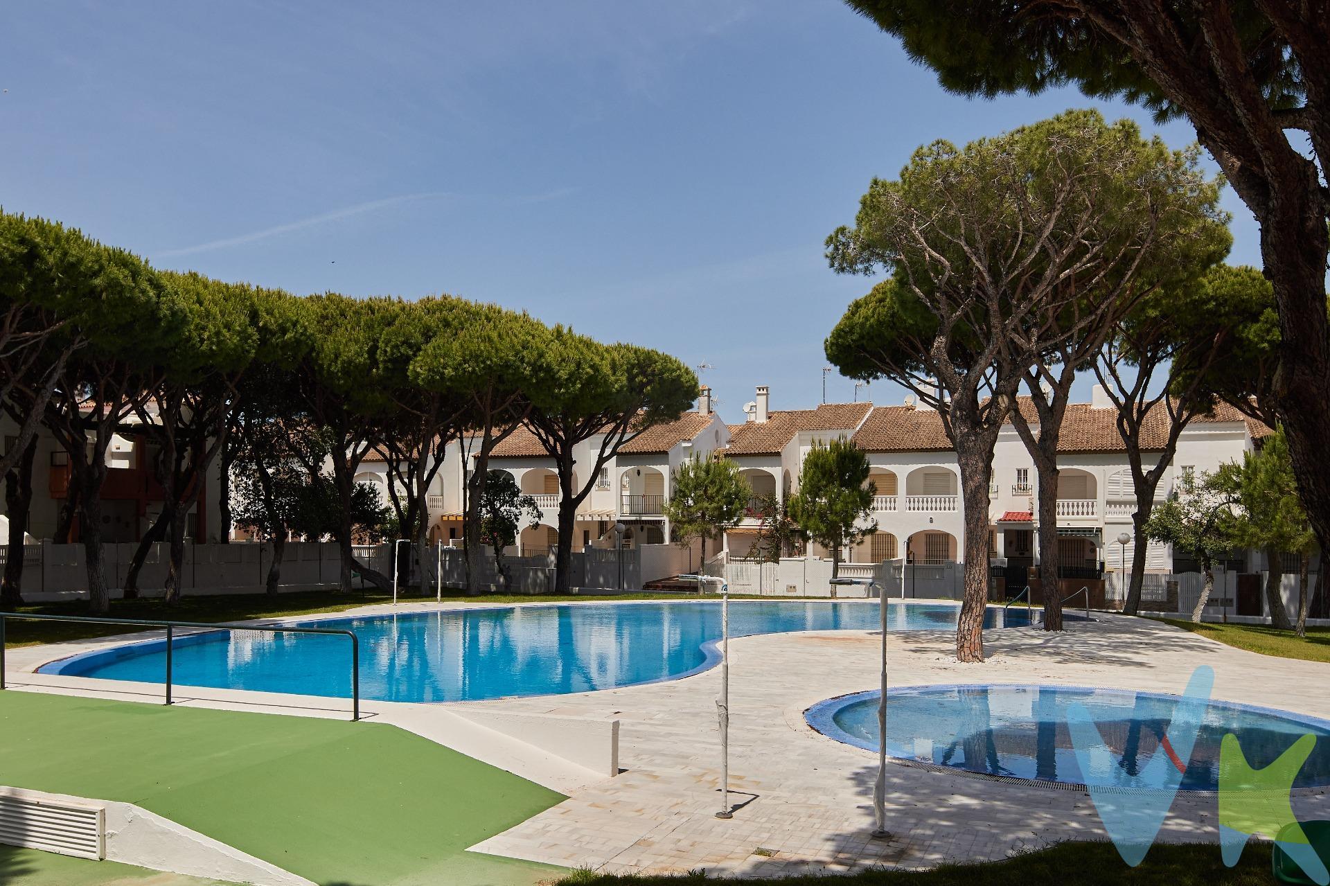 ¿Estás buscando la casa en La Barrosa? 🏡 Este encantador adosado es perfecto para ti. Ubicado a solo 750 metros de la famosa playa, esta propiedad se encuentra dentro de una urbanización con piscina y áreas comunes ideales para disfrutar bajo el sol ☀️. Con un total de 68,99 m² construidos más un patio delantero privado de 12 m² 🌿, este hogar cuenta con salón-comedor equipado con aire acondicionado ❄️ y cocina totalmente amueblada 🍽️. En su planta superior encontrarás un dormitorio principal junto a dos acogedores dormitorios individuales 👶👧 y un baño completo 🚿. Además, dispone también de plaza interior para aparcar tu vehículo 🚗✨. Todo esto con 2 piscinas una para menores y otra para adultos en zonas comunes. Se encuentra rodeado por múltiples servicios como transporte público🚍 , farmacias 💊 , tiendas🛒y restaurantes🍴; así como opciones recreativas cercanas que incluyen campos de golf ⛳y centros ecuestres🐎 . ¡No te pierdas esta oportunidad! Ven a visitarla hoy mismo 📅. . Periodo de validez de la publicación 31/12/2026. Operación sujeta a I.T.P. (7%). Ley 5/2021, de 20 de octubre, de Tributos Cedidos de la Comunidad Autónoma de Andalucía. Honorarios de agencia: 3% más IVA importe honorarios (21%). Se hace constar que la agencia efectúa una labor de intermediación, y que las condiciones finales de la compraventa quedan sujetas a la aceptación expresa de la parte vendedora y a la ulterior formalización del contrato de compraventa. Gastos comprador aproximados conceptos Aranceles notariales y Registro de la Propiedad: 900 € - 1.500 €, variables según operación. (Real Decreto 1426/1989 y Real Decreto 1427/1989). * Estimación tipos generales de gastos de compra según ley en casos generales. Todos los porcentajes son aplicables sobre precio de compraventa del inmueble o valor de referencia catastral. Gastos particulares de financiación por cuenta de comprador no incluidos. Consulte con nosotros si tiene bonificaciones en su caso concreto. Estaremos encantados de asesorarle con todo detalle. 