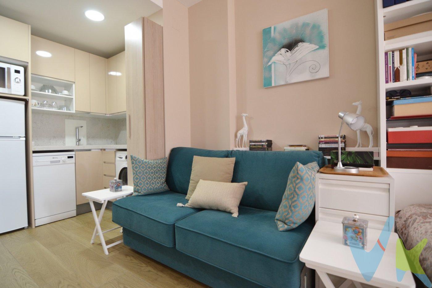Descubre este luminoso estudio de 37 m² situado en una sexta planta interior, completamente reformado hace solo 6 años por El Corte Inglés, con materiales de alta calidad y un diseño moderno, funcional y con mucho estilo. ✨ Detalles que marcan la diferencia:. Reforma integral con suelos de Porcelanosa y paredes lisas con garantía de por vida. Cocina abierta y amueblada a medida, con encimera de Silestone y grifería de alta gama. Baño elegante, optimizado al máximo con muebles a medida. Espacios diseñados para aprovechar cada metro con confort y buen gusto. 🏙️ Ubicación inmejorable:. En pleno barrio de Gaztambide, a un paso de calle Princesa, disfrutarás de una zona vibrante, con todos los servicios, comercios, universidades y excelentes conexiones de transporte. 🏢 La finca ofrece:. Portero físico. Calefacción central. 💰 Ideal para inversores: alta demanda en alquiler por su ubicación y estado impecable. 📞 Contáctanos hoy mismo y agenda tu visita. Te ayudamos a encontrar la mejor financiación y te acompañamos en todo el proceso de compra. ℹ️ El comprador asumirá el coste adicional correspondiente al servicio de gestión, asesoramiento y acompañamiento durante la operación. El mobiliario, la decoración y los impuestos no están incluidos en el precio publicado.
