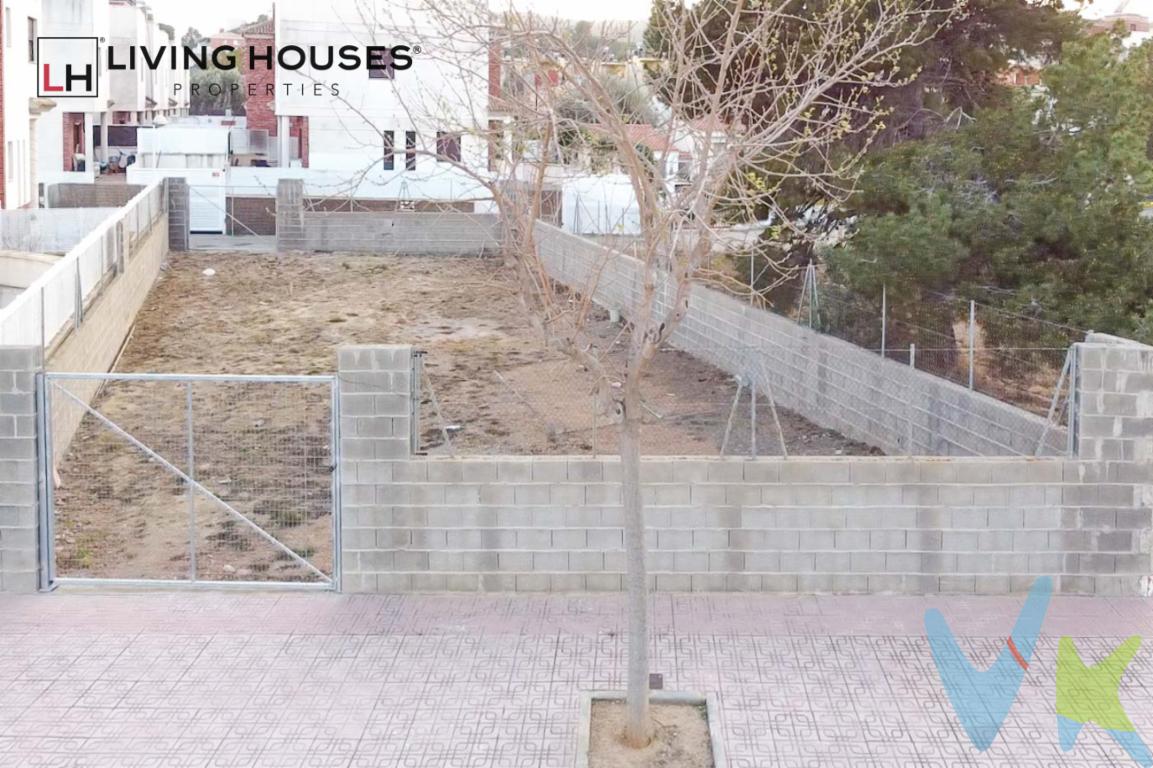  ¡Descubre la oportunidad única de adquirir una finca excepcional en el encantador municipio de Oropesa del Mar-Orpesa, ubicada en la prestigiosa zona de El Balcó - Jaume I! Esta finca en venta ofrece la posibilidad de materializar proyectos soñados o disfrutar de un refugio natural en uno de los lugares más cotizados de la provincia de Castellón.Situada en un enclave privilegiado, la finca se extiende sobre un terreno amplio y versátil. La localización es perfecta para aquellos que desean combinar tranquilidad y comodidad, encontrándose a un tiro de piedra tanto de la montaña como del mar Mediterráneo. El entorno natural es incomparable, rodeado de vegetación autóctona que proporciona un aire puro y una tranquilidad inigualable.Las comunicaciones son otro de los puntos fuertes de esta propiedad. La proximidad a la estación de tren facilita los desplazamientos, conectando rápidamente con localidades vecinas y grandes ciudades. Además, la excelente cobertura de autobuses en la zona asegura que siempre haya una opción accesible para el transporte público. Vivir aquí significa estar cerca de todo sin sacrificar el sosiego y la privacidad.La finca es ideal para quienes buscan invertir en terreno para desarrollar vivienda o cualquier proyecto personal. Su amplitud y características son perfectas para proyectar una construcción a medida, maximizando el uso del espacio y adaptándose a cualquier planificación arquitectónica. Las posibilidades son infinitas: desde una espléndida villa con jardín hasta la instauración de un espacio multifuncional con huertos y zonas recreativas.La cercanía a servicios esenciales y de ocio en Oropesa del Mar-Orpesa añade un atractivo indiscutible. Con supermercados, tiendas locales, restaurantes, y centros deportivos a corta distancia, la finca se convierte en un lugar que ofrece el equilibrio perfecto entre vida urbana y rural. Las playas cercanas invitan tanto a los momentos de relax junto al mar como a la práctica tanto de deportes acuáticos como de otras actividades al aire libre.Por su ubicación estratégica, la seguridad y tranquilidad de la zona están garantizadas, convirtiendo a esta finca en un espacio propicio para familias, parejas o cualquier persona que busque un refugio apartado del bullicio sin renunciar a las comodidades de la vida moderna. Además, la comunidad local es acogedora, facilitando la integración en la dinámica social y cultural de la zona.Este terreno es también una inversión inteligente para aquellos que deseen asegurar un futuro financiero robusto. La demanda constante de propiedades en esta apreciada área asegura una revalorización permanente del bien adquirido, garantizando no solo un hogar, sino también un valor económico que seguirá creciendo.Le invitamos a visitar esta finca única que promete no solo cumplir, sino superar sus expectativas. No deje pasar la oportunidad de conocer esta joya escondida en Oropesa del Mar-Orpesa, y sentir de primera mano el potencial y la serenidad que solo un lugar como este puede ofrecer. Contáctenos para más información y para concertar una visita; estamos seguros de que quedará encantado con la belleza y el potencial de esta increíble propiedad. 