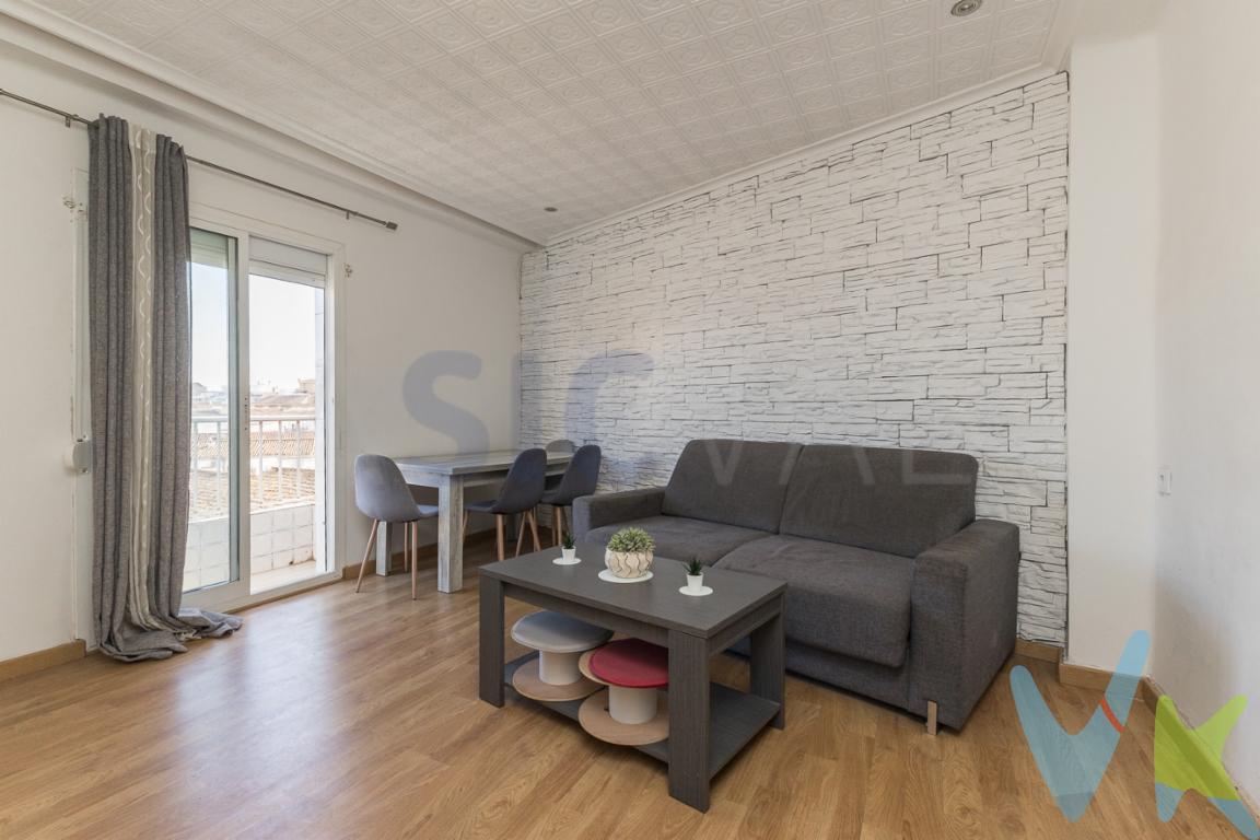 Vivienda con excelente ubicación en Aldaia: Plaza de la Victoria, próxima al ambulatorio, colegios, zonas verdes, comercios de barrio, Mercadona, etc.... Muy bien distribuida y muy luminosa DISTRIBUCIÓN: 69mts² construidos2 habitaciones dobles1 habitación individual1 baño con duchacocina independientesalón amplio, exteriorbalcón (con salida desde salón) CALIDADES DE LA VIVIENDA:finca SIN ascensor (3era altura)suelo parquetventanas de aluminiocalentador eléctricoLA VIVIENDA, CON UNA MUY BUENA UBICACIÓN EN ALDAIA, EN FINCA SIN ASCENSOR (3ERA ALTURA), ES CÓMODA Y MUY LUMINOSA.  LOS IMPUESTOS, GASTOS DE NOTARÍA, REGISTRO Y GASTOS DE AGENCIA NO ESTÁN INCLUIDOS EN EL PRECIO DE VENTA.EL MOBILIARIO, ELECTRODOMÉSTICOS Y DECORACIÓN QUE APARECEN EN LAS FOTOGRAFÍAS DE LA VIVIENDA, NO ESTÁN INCLUIDOS EN EL PRECIO DE VENTA.          