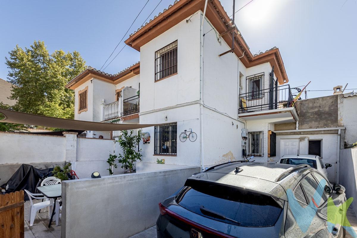 🏡 Magnífica casa adosada en Peligros. Se vende esta hermosa casa adosada con una ubicación inmejorable, muy cerca de todos los servicios, combinando comodidad urbana con la tranquilidad de un entorno de pueblo. La vivienda cuenta con placas solares y es muy luminosa, aprovechando al máximo la luz natural. ✨ Características principales:. 	•	3 habitaciones amplias. 	•	2 baños completos. 	•	Patio amplio, ideal para aparcar 2 coches y disfrutar de un espacio exterior para ocio o relax. 	•	Perfecta para vivir cerca de Granada sin perder la esencia de un entorno de pueblo. Esta propiedad es ideal tanto para familias que buscan comodidad y tranquilidad, como para quienes valoran estar cerca de la ciudad sin renunciar a la calidad de vida del pueblo. Ref. N353. * El PVP indicado no incluye impuestos ni gastos de Escritura. * Honorarios agencia no incluidos. * Las superficies expresadas en esta página tienen carácter descriptivo y son aproximadas. * Los precios pueden ser susceptibles de modificación sin previo aviso. * Esta propiedad se vende sin muebles.