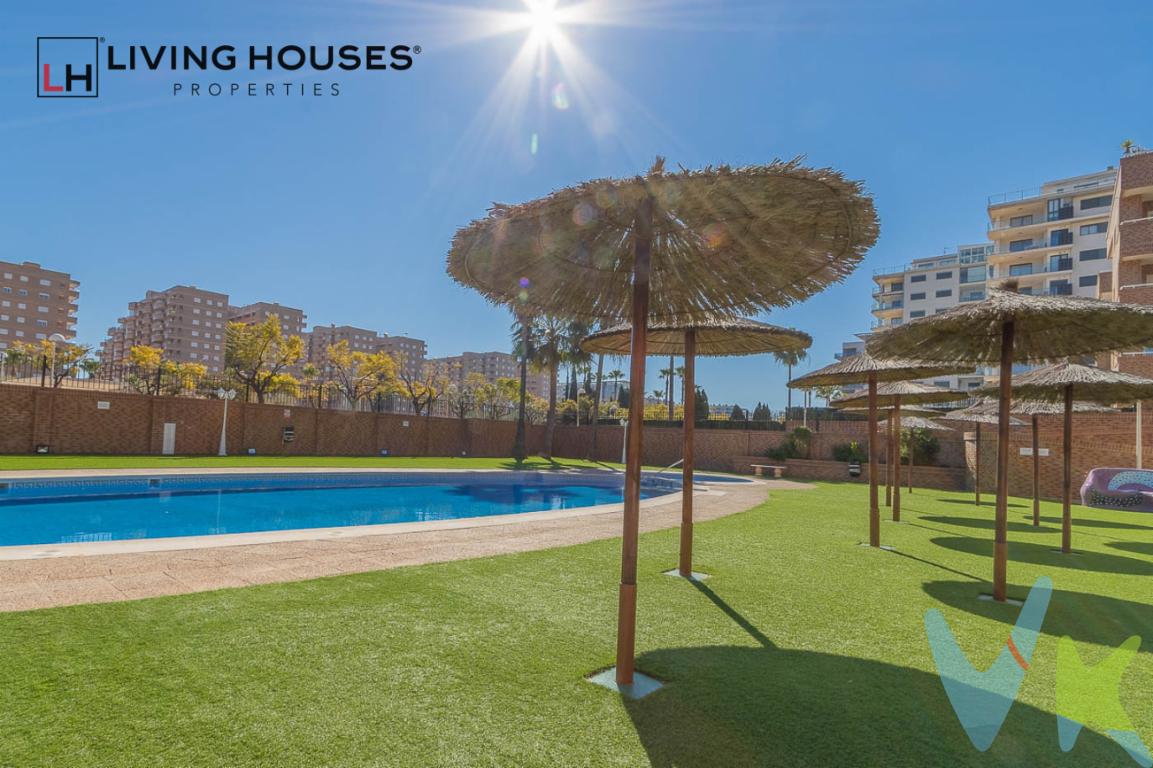 Bienvenidos a este maravilloso bajo ubicado en la codiciada urbanización Playa Coral I, donde el confort y la calidad de vida se unen en un entorno de ensueño. Este acogedor apartamento está perfectamente diseñado para ofrecerte un estilo de vida relajado y lleno de comodidades. Al ser planta baja, podrás disfrutar de un espacio privado de jardín de 112 metros.Características del InmuebleHabitaciones: Dispone de 2 amplias habitaciones con armarios empotrados, perfectas para mantener todo en orden y maximizar el espacio disponible. Cada habitación ha sido diseñada para aprovechar al máximo la luz natural, ofreciendo un ambiente luminoso y acogedor.Baño: Un baño completo con acabados modernos que garantizan funcionalidad y estilo.Salón Comedor: El amplio salón comedor es ideal para disfrutar de momentos en familia o con amigos. Su diseño abierto permite una excelente circulación de aire y luz, creando un espacio acogedor y confortable.Cocina Independiente: Totalmente equipada con todos los electrodomésticos necesarios para tu día a día. Su diseño práctico facilita el trabajo culinario y cuenta con amplios espacios de almacenamiento.Terrazas: Disfruta de dos encantadoras terrazas, una delantera y otra trasera, perfectas para relajarse al aire libre, tomar el sol o compartir una cena al fresco. Estas terrazas añaden un toque especial de espacio exterior privado al apartamento.Trastero: Para mayor comodidad, cuenta con un trastero que te permitirá almacenar aquellos objetos que no uses con frecuencia.Equipamiento y Detalles: La propiedad está completamente amueblada y equipada, lista para entrar a vivir. Además, dispone de aire acondicionado frio/calor para mantener una temperatura agradable en todo momento. La orientación norte asegura una temperatura fresca y agradable durante los meses más cálidos.Entrada de Coche: Comodidad asegurada con una entrada de coche que facilita el acceso y el estacionamiento.Zonas Comunes y ServiciosLa urbanización Playa Coral I ofrece una serie de instalaciones excepcionales:Piscina Comunitaria: Un lugar perfecto para refrescarse durante los días de verano y disfrutar del buen clima.Zona Infantil: Espacio seguro y divertido para que los más pequeños jueguen y socialicen.Zonas Ajardinadas: Bellos jardines donde pasear y disfrutar de la naturaleza sin salir de casa.Zona Deportiva: Equipada con máquinas de entrenamiento para mantenerte en forma sin necesidad de salir del complejo. Además, cuenta con una mesa de ping pong para disfrutar de momentos de ocio.Ubicación InmejorableSituado en una excelente ubicación, este bajo está a solo unos pasos del mar, permitiéndote disfrutar de la playa cuando lo desees. Además, se encuentra cerca de supermercados y otros servicios esenciales, haciendo de este lugar una opción práctica y conveniente para el día a día.Oportunidad ÚnicaEste hermoso bajo en Playa Coral I es una oportunidad única para aquellos que buscan un hogar cómodo, bien equipado y con excelentes instalaciones comunitarias. No pierdas la oportunidad de visitar este encantador apartamento y hacer de él tu nuevo hogar.¡Contacta con nosotros para más información y para concertar una visita!-----------------------------------------Agencia inmobiliaria en Oropesa del mar si quieres comprar o vender casas pisos o locales en la comunidad Valenciana con oficina en Oropesa del Mar, Castellón. Para mayor seguridad en la compraventa, todas nuestras viviendas poseen FICHA DE CERTIFICACIÓN DE INMUEBLES registrada por la Asociación de Inmobiliarias de la Comunidad Valenciana ASICVAL. Antes de comprar o de entregar las arras, pida el Certificado de la vivienda para estar seguro y tranquilo sobre la situación legal, urbanística y de cargas de la misma. Los impuestos, gastos de notaría y registro no están incluidos en el precio de venta.  