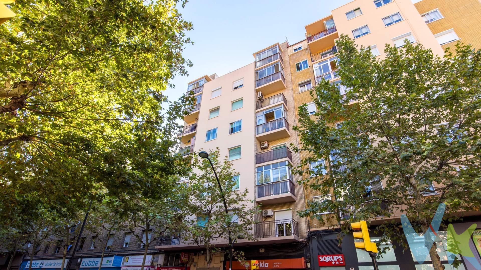 Piso en Av. de Madrid junto a los Enlaces. ¿Cuántas veces has visitado pisos y has pensado: "Me gusta, pero yo le cambiaría el suelo, tiraría esta pared y pondría otra cocina"? Comprar una vivienda ya reformada casi siempre implica pagar (y mucho) por el gusto de otros. Por eso, este piso en plena Avenida de Madrid, a un paso de la emblemática plaza de Los Enlaces, no es solo un inmueble para reformar. Es la oportunidad de crear tu hogar exactamente como lo tienes en la cabeza, en una de las zonas con mayor demanda y vida de Zaragoza. Al cruzar la puerta de esta 3ª planta con ascensor, no verás solo paredes; verás posibilidades. Cuenta con una distribución ideal que te permitirá jugar con los espacios:. Salón con terraza a la avenida: El corazón de la casa. Un espacio luminoso con salida a una pequeña y coqueta terraza. Perfecta para tomarte ese primer café de la mañana sintiendo el pulso de la ciudad desde la comodidad de tu hogar. 4 dormitorios: Una rareza hoy en día que te da una versatilidad brutal. Tienes espacio de sobra para la familia, pero también para montar ese despacho para teletrabajar con tranquilidad, un vestidor de revista o una habitación de juegos. Cocina independiente y 1 baño: Listos para ser transformados. . Ubicación estratégica:  Supermercados, colegios, centro de salud y una red de transporte público excelente que te conecta con toda Zaragoza al instante. Respiro financiero: Todo esto, respaldado por unos pocos gastos de comunidad. Una ventaja económica clave que te dará mucha más tranquilidad mes a mes. No dejes que otros decidan cómo debe ser tu casa. Invertir en esta vivienda es invertir en una revalorización segura y en un diseño 100% tuyo, en un barrio donde siempre hay demanda. ¿Vienes a verlo y empezamos a imaginar sobre el terreno cómo será tu nuevo hogar? Contáctanos hoy mismo y agenda tu visita. *** Gastos e impuestos no incluidos. A título orientativo, en segundas transmisiones, el comprador abonará: Impuesto sobre Transmisiones Patrimoniales (ITP), tipo general en Aragón al 8% (*). Base de cálculo: mayor valor entre precio de compraventa o valor de referencia catastral. Gastos de Notaría y Registro: Aranceles variables según precio, número de copias y complejidad; cálculo según tarifas normativas. Si se precisa hipoteca: Tasación, condiciones y costes bancarios según entidad elegida por el comprador; así como gastos de gestoría y cualesquiera otros inherentes a la compraventa. No se incluyen otros gastos o tributos que puedan por Ley corresponder al comprador. Operación sujeta a doble mediación. Existen honorarios a cargo del comprador, salvo pacto en contrario, no incluidos en PVP. El consumidor conforme a la normativa vigente podrá solicitar información y documentación adicional relativa al inmueble, sus características, condiciones de la operación y del servicio de mediación en la oficina y/o a través de nuestro teléfono de contacto o mail. La agencia actúa exclusivamente como intermediaria en la compraventa, cuyas condiciones, en todo caso, estarán sujetas a la aceptación expresa del vendedor del inmueble y posterior formalización del contrato. La información suministrada se corresponde con la disponible a la fecha de publicación, pudiendo variar en función de las circunstancias o actualizaciones legales, contractuales y fiscales. Anuncio de carácter meramente informativo. Para una información exhaustiva sobre el funcionamiento, tipos impositivos y bonificaciones del ITP en Aragón, puede consultar el portal oficial de la Agencia Tributaria Autonómica. Tarifas notariales y registrales reguladas en el Anexo I del Real Decreto 1426/1989 y Anexo I del Real Decreto 1427/1989, respectivamente. Anuncio no vinculante, puede contener errores.