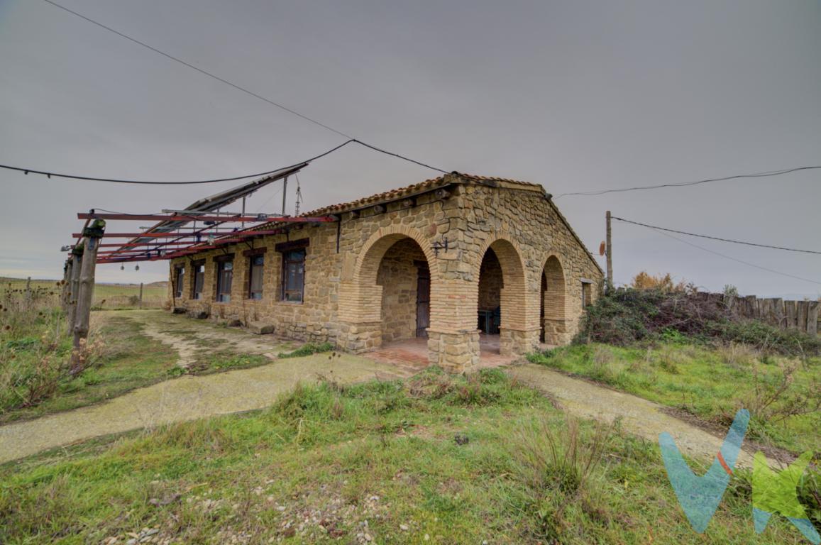 ¿QUIERES MONTAR UN NEGOCIO SOSTENIBLE Y ECOLOGICO EN PLENA NATURALEZA Y SER TU PROPIO JEFE?Aquí tienes una magnífica oportunidad, junto a la Laguna de Pitillas, casi 9000m2, todo rustico y artesanal, de paso obligado para acceder a la Laguna y también ya es oficial el embalse de regulación del canal de navarra para deporte acuático y de vela. Es el momento.Un restaurante de 200 metros, con capacidad para 70 comensales, con pozo y chimenea, para que te pongas a trabajar en tu propio negocio en una zona por la que pasan 20.000 personas al año.No tienes más que echar un vistazo a las fotos para darte cuenta que es un entorno privilegiado y por el tiene que pasar todo visitante de la Laguna de Pitillas.Cuenta con climatización, depuración y calefacción naturales, placas solares, generador de gasoil, riego por aspersión en los jardines...Posibilidad de convertir las caballerizas en de 280 m2 en 17 habitaciones o de convertir las cuadras en bungalow.Perfecto para celebrar bodas, o para hacer tu propia hípica o lo que tengas en mente. Ahora la elección es tuya. 