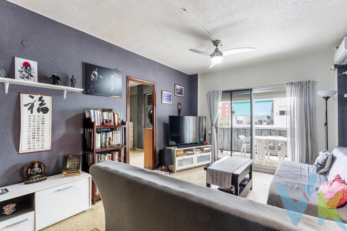 Si buscas una vivienda donde disfrutar de la tranquilidad, la playa y todas las comodidades, este piso es una oportunidad que no puedes dejar escapar.Ubicado en una exclusiva urbanización privada de La Pobla de Farnals, a escasos metros de la playa, esta vivienda ofrece el equilibrio perfecto entre confort y calidad de vida. La urbanización dispone de piscina comunitaria y amplias zonas comunes, ideales para relajarse, disfrutar en familia o aprovechar el buen clima durante todo el año.La vivienda cuenta con un amplio y luminoso salón-comedor, perfecto para compartir momentos inolvidables, con acceso a una de sus terrazas. Además, dispone de dos terrazas, que aportan una excelente ventilación y espacios exteriores para disfrutar del sol o de agradables cenas al aire libre. La distribución se completa con tres dormitorios, un baño completo y una cocina independiente, funcional y con gran capacidad de almacenamiento. Para garantizar el máximo confort durante todo el año, el piso dispone de aires acondicionados, cuya distribución permite climatizar toda la vivienda de forma eficiente. Una vivienda ideal tanto como residencia habitual, segunda residencia junto al mar o inversión, gracias a su excelente ubicación y a todos los servicios que ofrece la zona.No dejes pasar esta oportunidad y ven a visitarlo. ¡Te encantará!Por mandato expreso del propietario, comercializamos este inmueble en exclusiva, lo que garantiza el acceso a toda la información, a un servicio de calidad, un trato fácil, sencillo y sin interferencias de terceros. Por este motivo se ruega no molestar al propietario, a los ocupantes de la propiedad, conserje o a los vecinos. Se tomarán medidas si no se cumple con esto. Si eres agente inmobiliario registrado y tienes un cliente, llámanos, estaremos encantados de colaborar.Agencia Registrada con el nº 1620 en el Registro Obligatorio de Agentes Inmobiliarios de la Comunitat Valenciana, según el DECRETO 98/2022, de 29 de julio, del Consell, por el que se regula el Registro de Agentes de Intermediación Inmobiliaria de la Comunitat Valenciana...Gastos de la compraventa no incluidos en el precio del inmueble a tener en cuenta: Información legal (Art. 20.1 TRLDCU): El precio del inmueble se incrementará en los siguientes importes a cargo del comprador:· Impuestos: IVA al 10% o ITP sobre el mayor de los valores (precio o referencia catastral) oscilando entre el 10% y el 11%. · Gastos de Notaría y Registro: Coste estimado de 900 EUR 1.400 EUR para notaría y 650 EUR 1.100 EUR para registro (a efectos de información mínima legal, no presupuesto vinculante). · Honorarios Agencia: 3% más IVA sobre el precio de venta.· Financiación: En caso de precisar financiación bancaria, los gastos adicionales deberán consensuarse con la entidad financiera.· Nota: Para el cálculo del precio final definitivo, rogamos contacten para emitir una oferta personalizada en función de sus circunstancias personales.