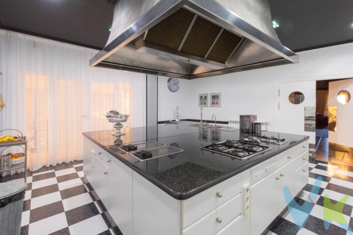 Esta impresionante masía se asienta sobre una antigua casa de postas del siglo XV emplazada en la ruta Valencia-Madrid. Fue remodelada y reconvertida en masía en el siglo XVII. Los actuales propietarios la adquirieron alrededor de los 90 y la convirtieron en una imponente vivienda, acometiendo una importante reforma bajo la supervisión del Ministerio de Cultura. En ella se ha preservado al máximo el carácter antiguo con todas las peculiaridades de época.Esta vivienda única se compone de dos plantas y un torreón, que ha sido habilitado como zona de despachos. En la primera planta, un gran vestíbulo con escalera central distribuye la zona de día en despacho, amplio salón de estar, con zona de lectura, comedor de gran capacidad con chimenea, amplia cocina office con cámara frigorífica industrial anexa, baño de cortesía y garaje. En esta planta se encuentra un precioso patio interior, que ofrece distintos ambientes de salón y comedor. En la segunda planta, por su parte, un amplio vestíbulo separa la zona de habitaciones de la suite principal con 2 baños y escalera de acceso al torreón. En esta planta disponemos de un total de 7 habitaciones con vestidores y 6 baños en suite. Anexa a esta zona encontramos el lavadero y la terraza.      Cuando tenga oportunidad de recorrer la vivienda podrá comprobar, de primera mano, el exquisito gusto, en materia de decoración, que mantienen intactas las estancias. Además, la originalidad de planteamientos ha propiciado que hayan aprovechado edificios anexos e independientes de la vivienda para crear distintos ambientes. Por ejemplo, se ha mantenido parte de la bodega inicial, dedicada a tal fin, con sus grandes toneles, y otra parte se ha reconvertido en un acogedor salón de invierno, con chimenea en el antiguo pajar. Otro ambiente del que podrá disfrutar es el de verano, integrado por una gran piscina, con jacuzzi, y un cenador con gran paellero con chill out, en donde se cocinarán mil y una paellas valencianas. El exterior, por su parte, lo compone una zona con un jardín minimalista con palmeras y un parking de gran capacidad. Imponente extensión de olivos rodea la propiedad. Una propiedad única y exclusiva.  Ubicada muy cerca de la urbanización La Loma de Miralcampo y a pocos metros de la Urbanización del Bosque, esta maravillosa vivienda dispone de servicio de transporte público, transporte escolar para colegios públicos y privados y supermercado cercano. La propiedad se asienta sobre terreno rústico y dispone de un camino de servidumbre para acceder, con salida independiente. Muy bien comunicada con la A·3, bypass sentidos Barcelona o Alicante y a 15 km del aeropuerto.Campo regadio por goteo: Olivos 52; Naranjos 5; Limonero 1;Palmeras 8Casa en 3 plantas 1202 m2ENERGIA SOLAR: 22Placas solares, 450W; 99 Kw; Inversor 10KwGas natural; Electricidad bi y trifasica; 3 pozos de servicio; Telefono y alarmaCalefaccion central por radiadores de gas, controlada por termostatoAgua caliente sanitaria con circuito completo y bombas de recirculacion instaladas. Agencia Registrada con el Nº 0996  en el Registro Obligatorio de Agentes Inmobiliarios de la Comunitat Valenciana, según el DECRETO 98/2022, de 29 de julio, del Consell, por el que se regula el Registro de Agentes de Intermediación Inmobiliaria de la Comunitat Valenciana.La documentación del inmueble ha sido revisada y estimamos que reúne todos los requisitos necesarios para su comercialización.El precio ofertado no  incluye los gastos de compra de venta ni los honorarios de la inmobiliaria.Las medidas aquí expuestas han sido obtenidas del Catastro.El anuncio no es vinculante, puede contener errores.Esta agencia ha sido contratada para gestionar la venta de este inmueble de forma exclusiva, garantizando un servicio de calidad, sin interferencias de terceros. Por este motivo, se ruega no molestar a los propietarios, a los ocupantes del inmueble o a los vecinos.Muchas gracias por tu comprensión.