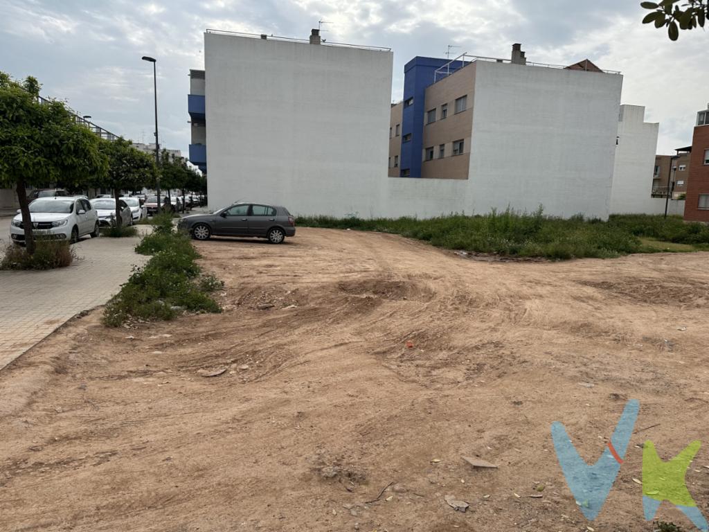  **Venta solar esquinero de 204 m2 en Massamagrell**Se ofrece en venta un magnífico solar edificable en la creciente localidad de Massamagrell. Este terreno, con una extensión de 204 metros cuadrados, representa una oportunidad única para aquellos que quieran construirse su nueva vivienda o deseen invertir en una zona con un gran potencial de desarrollo y conectividad.Elegir este solar significa beneficiarse de su excelentes comunicaciones tanto por metro, carretera y busSituado estratégicamente, este solar se encuentra en un entorno que asegura comodidades y accesibilidad inigualables. La proximidad a la estación de metro ofrece una gran ventaja para quienes buscan facilidad de desplazamiento. Además, con paradas de autobús a corta distancia, esta ubicación garantiza una conexión fluida con el centro de la ciudad y sus alrededores, lo que añade un plus de movilidad y comodidad al lugar.Massamagrell es un municipio en constante crecimiento y dinamismo, lo que incrementa el valor del terreno con el paso del tiempo. La región combina la tranquilidad de la vida suburbana con las ventajas de estar bien conectado a las principales áreas urbanas por transporte público. Esta finca es ideal para quienes buscan una inversión sólida y duradera en el tiempo.El área circundante está experimentando un desarrollo significativo, un factor que asegura el incremento del valor de la finca en el corto y mediano plazo. Las infraestructuras y comodidades no dejan de mejorar, ofreciendo a los inversionistas la certeza de un entorno próspero y en continua evolución.Asimismo, la configuración del terreno asegura privacidad y exclusividad, convirtiendo el lugar en un espacio idóneo para quienes desean vivir o construir en un lugar apacible pero bien comunicado. La superficie edificable proporciona la flexibilidad necesaria para personalizar cualquier proyecto arquitectónico que se tenga en mente.Invitamos a los interesados a visitar este solar para contemplar de primera mano las ventajas tangibles que tiene para ofrecer. La ubicación estratégica y las facilidades disponibles hacen de este terreno una joya en el mercado inmobiliario actual. Aquellos que visiten el sitio no tardarán en notar su potencial incuestionable.Por último, coordinar con nosotros una visita guiada puede ser el primer paso hacia la materialización de sus aspiraciones en esta región que lo tiene todo para crecer. No pierda la oportunidad de formar parte de este entorno próspero y prometedor. Massamagrell es, sin lugar a dudas, la elección perfecta para quienes buscan alinear inversión, desarrollo futuro y calidad de vida. Estamos a su disposición para ofrecer más detalles y resolver cualquier consulta relacionada con este atractivo terreno. 