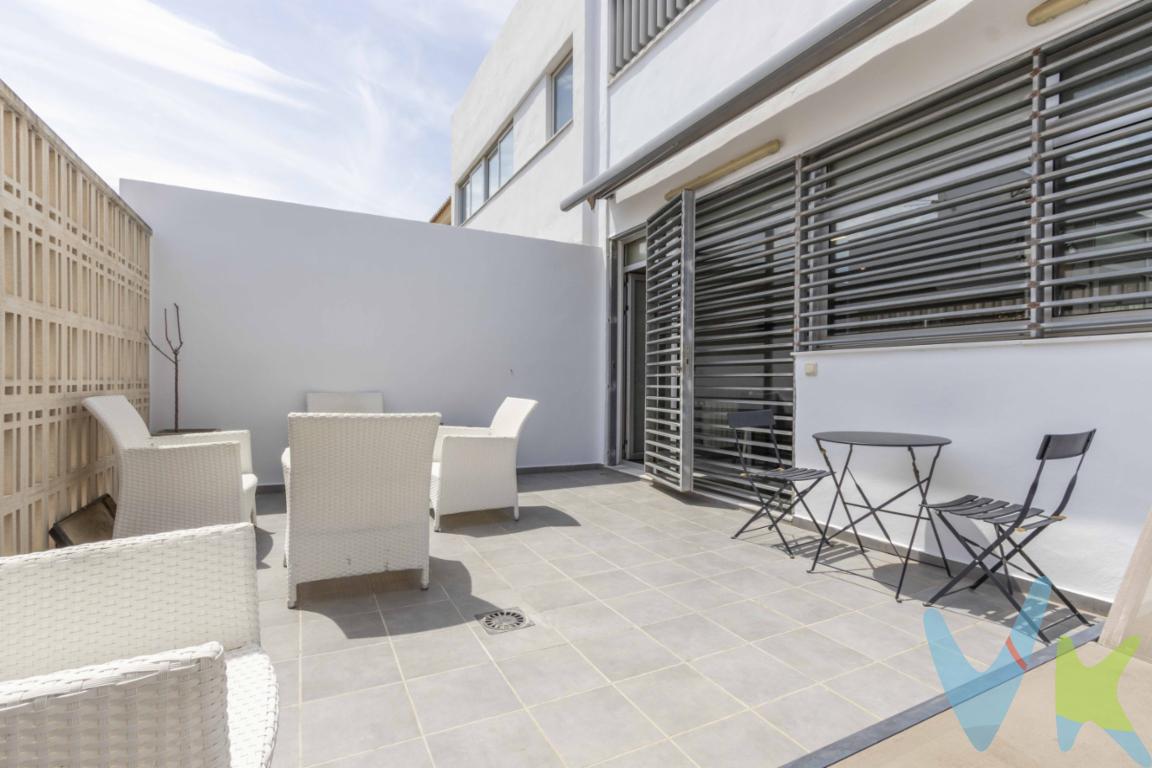 Casa de diseño con calidades premium en zona residencial de MassamagrellUbicación ideal, espacio y acabados de alta gamaSi estás buscando una vivienda amplia, con estilo, y lista para entrar a vivir sin preocuparte por largos procesos de obra, esta casa en venta en Massamagrell es justo lo que necesitas. Ubicada en una de las zonas residenciales más nuevas y tranquilas del municipio, combina la comodidad de vivir en una población consolidada con la paz de un entorno residencial moderno. A pocos minutos de las salidas hacia la V-21 y la A-7, y muy cerca de centros comerciales, colegios y todos los servicios, esta propiedad es perfecta para quienes buscan calidad de vida sin alejarse demasiado de Valencia capital.Distribución funcional y muy luminosaCon una superficie construida de 293 m² sobre una parcela de 135 m², esta casa se distribuye en tres plantas pensadas para ofrecer el máximo confort y funcionalidad. Desde el primer momento, notarás los detalles de diseño y la calidad de los materiales en cada rincón de la vivienda.Planta baja: cuenta con un amplio garaje cerrado con capacidad para dos vehículos en paralelo, ideal para familias con varios coches o que necesiten espacio adicional de almacenamiento. También dispone de un vestíbulo que da la bienvenida con elegancia, un aseo de cortesía, una estancia polivalente que puede utilizarse como despacho o sala de juegos, y un amplio salón con salida directa a una terraza perfecta para disfrutar del buen clima mediterráneo.Primera planta: en esta planta se encuentra el corazón de la casa: un gran salón comedor con salida a otra terraza en planta, perfecto para reuniones familiares o con amigos. La cocina, de diseño moderno y equipada con isla central, conecta con una zona de comedor diario que aporta calidez al espacio. También hay un baño completo y un lavadero independiente, algo muy valorado por su practicidad.Segunda planta: aquí se ubican las cuatro habitaciones, todas exteriores y muy luminosas. El dormitorio principal cuenta con baño en suite, proporcionando privacidad y comodidad. Además, hay otro baño completo que da servicio al resto de habitaciones.Diseño, calidad y comodidadConstruida en 2009, esta casa destaca por sus acabados modernos y de alta calidad. La luminosidad está asegurada gracias a un patio de luces central que comunica las plantas superiores y que, además de aportar claridad, funciona como pequeño jardín interior, dando un toque verde al ambiente.La vivienda cuenta con sistemas de calefacción y aire acondicionado en toda la casa, lo que garantiza confort durante todo el año. Todo ello, sin renunciar a una ubicación privilegiada, ya que está a tan solo 5 minutos en coche de las playas de El Puig, Massalfassar y La Pobla de Farnals, y muy bien conectada por metro y carretera con el resto del área metropolitana.¿Te imaginas vivir aquí?No dejes pasar la oportunidad de visitar esta espectacular casa en Massamagrell. Espacio, luz, diseño y ubicación se unen para ofrecerte el hogar que estabas buscando. Contáctanos hoy mismo para agendar una visita o pedir más información. ¡Esta puede ser tu próxima casa! 