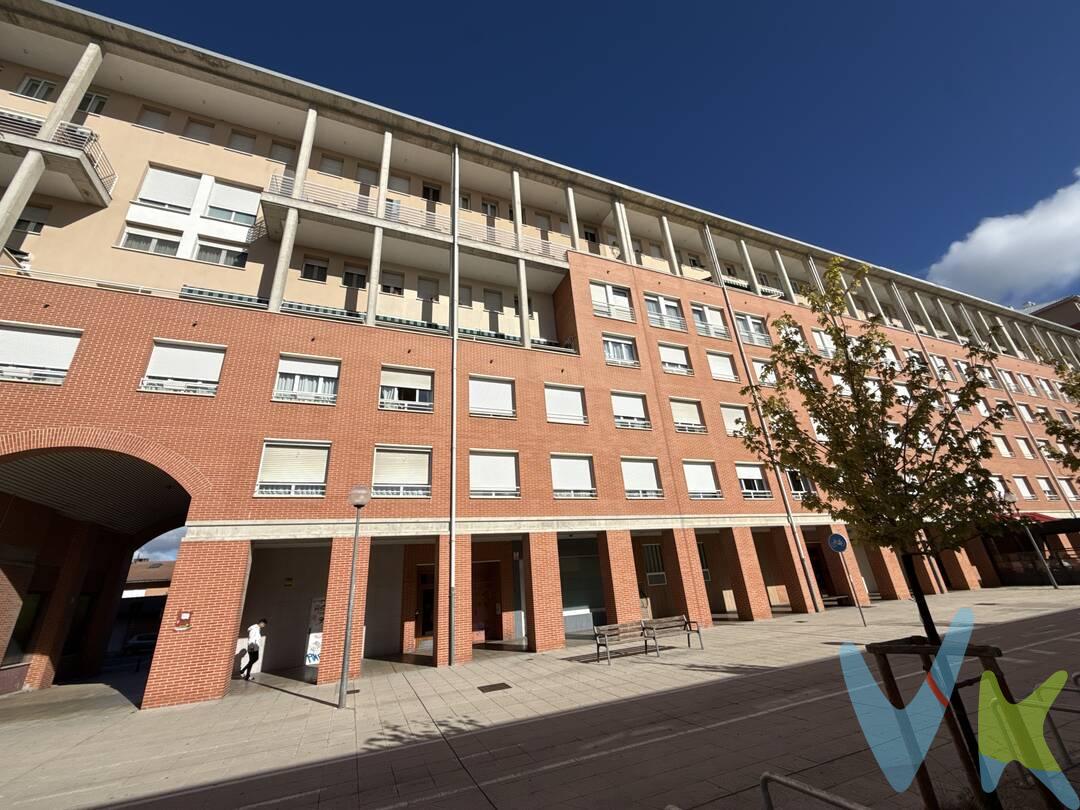 Te presentamos esta vivienda en el barrio de San Jorge, una opción ideal para quienes buscan espacio y comodidad en su día a día y sobre todo unas fantásticas vistas a ambos lados lo que le aporta mucha luminosidad a la vivienda.
Situado en una sexta altura, el piso disfruta de una ubicación elevada que aporta una agradable sensación de amplitud.
La vivienda se distribuye en tres habitaciones, dos baños completos, una cocina independiente y un amplio salón, perfecto para crear diferentes ambientes y disfrutar de reuniones con familiares y amigos.
Además, dispone de un práctico tendedero independiente donde se encuentran la caldera y la lavadora, ofreciendo un espacio extra para las tareas domésticas y ayudando a mantener el orden en la cocina.
Como valor añadido, la vivienda incluye plaza de garaje y trastero, dos comodidades que aportan un extra de funcionalidad y espacio de almacenamiento.
Una vivienda con una distribución cómoda y espacios bien diferenciados, en el barrio de San Jorge, con servicios y comercios para facilitar el día a día.
¡Ven a conocerla! Contacta con nosotros y estaremos encantados de enseñártela.