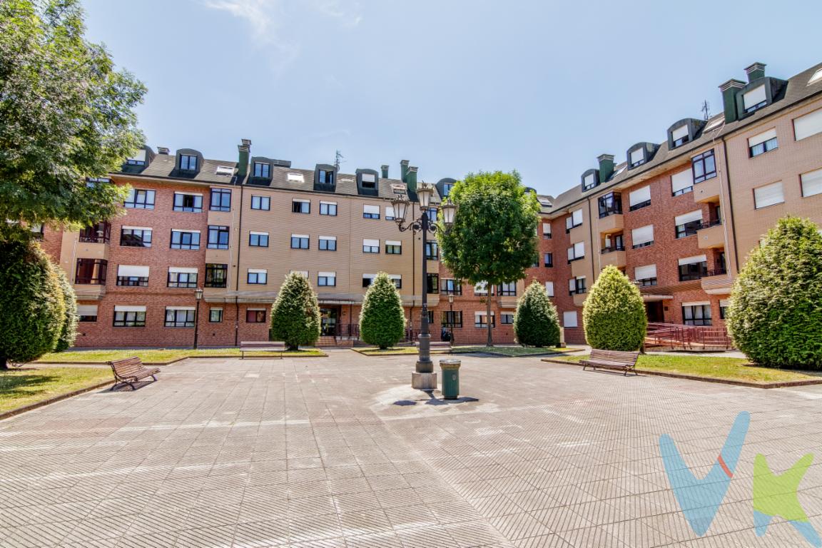Se vende espectacular piso de 74 m² construidos, ubicado en la cotizada Calle Camino Real de Colloto. Una propiedad perfecta tanto para quienes buscan su hogar definitivo como para inversores debido a la alta demanda de alquiler en la zona. La vivienda destaca por su excelente estado de conservación, lista para entrar a vivir de inmediato sin necesidad de costosas reformas.Distribución inteligente y funcional: El piso cuenta con un diseño óptimo que aprovecha al máximo cada metro cuadrado, dividiéndose claramente en zona de día y de noche mediante un cómodo distribuidor central:Zona de Día: Cuenta con una fantástica cocina independiente, completamente amueblada y funcional. El salón-comedor es el gran protagonista de la vivienda: un espacio amplio, exterior y muy luminoso, ideal para delimitar el área de descanso y el comedor familiar.Zona de Noche: Dispone de 2 amplios dormitorios y dos baños completos.Máximo confort y extras incluidos: Para que el espacio y el aparcamiento nunca sean un problema, el precio de venta incluye una plaza de garaje de cómodo acceso y maniobra, además de un práctico cuarto trastero en el mismo edificio.A pie de portal dispondrás de todos los servicios necesarios para el día a día: supermercados, farmacias, entidades bancarias, centro de salud, colegios y su renombrada oferta gastronómica y de sidrerías.Además, sus comunicaciones son inmejorables: cuenta con paradas de autobús urbano (TUA) con alta frecuencia hacia el centro de Oviedo, estación de tren, y un acceso inmediato a la autopista A-66 y la AS-II. Se encuentra a escasos minutos en coche del Hospital Universitario Central de Asturias (HUCA) y del centro comercial Parque Principado. PRECIO DE VENTA SIN GASTOS NI IMPUESTOS INCLUIDOS: El precio de venta no incluye gastos de notaría, registro de la propiedad, gestoría, ni el Impuesto de Transmisiones Patrimoniales (ITP) o el IVA/AJD. HONORARIOS: El precio de venta no incluye los honorarios que se devengan a cargo del cliente comprador por la prestación de servicios de asesoramiento y gestión. El importe asciende al 2%, con un mínimo de 2.000 EUR, del Precio de Venta (IVA no incluido). Dichos honorarios deberán ser abonados a la firma de la escritura pública.