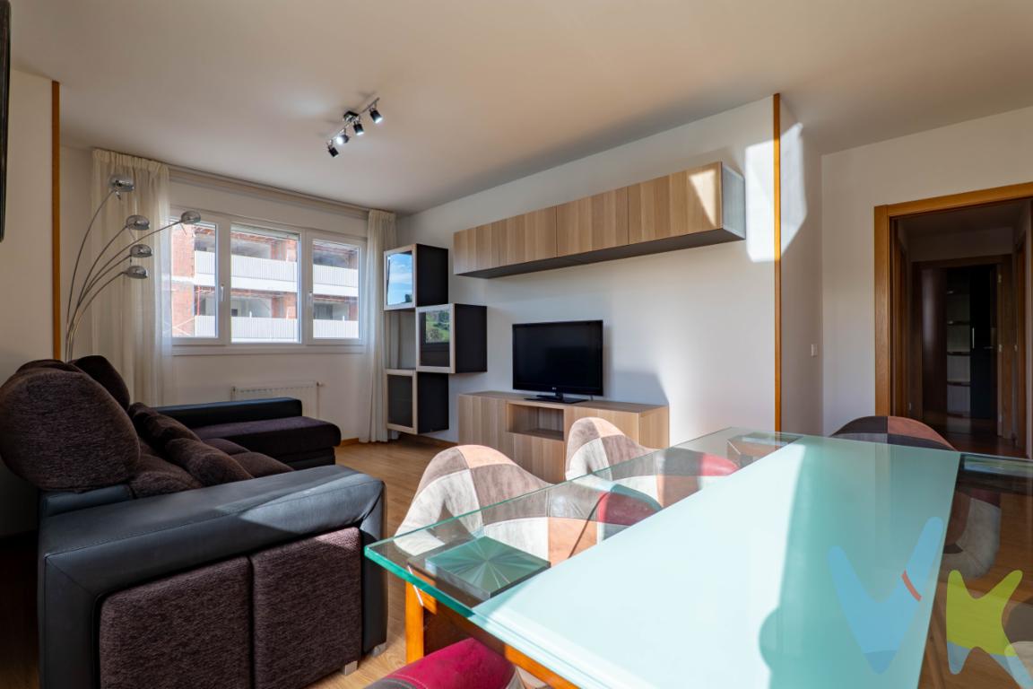 Preciosa vivienda en Nuevo Roces, totalmente exterior, con amplios huecos, muy  luminoso y soleado gracias a su orientación Suroeste, en un entorno rodeado de amplias zonas verdes, y ubicada en un barrio cada vez más consolidado y en total crecimiento. Te presentamos esta propiedad compuesta de 3 dormitorios, dos baños, salón y cocina con una pequeña zona de tendedero. Con amplios ventanales para disfrutar del encanto tanto del paraje verde que la rodea como de las puestas de sol. Cabe destacar la alta eficiencia energética con la que cuenta el edificio, y que te permitirá un importante ahorro a la hora de los consumos. Barrio muy joven, con las comodidades que siempre se demandó, ya  instaladas como el Centro de Salud, Comercios de toda índole, amplios supermercados, guardería infantil y a punto de estrenar el nuevo colegio de enseñanza obligatoria, Lo dicho, todo un elenco de oferta consolidado para hacerte más cómoda tu estancia diaria. Con unos accesos inmejorables a las principales autovías de entrada y salida de la ciudad. Para una mayor comodidad, el piso cuenta con una amplia plaza de garaje y espectacular trastero.  No lo dudes más, llámanos, estaremos encantados de enseñártela.Se informa a los interesados que el precio de venta indicado no comprende los honorarios de la agencia inmobiliaria, el Impuesto de Transmisiones Patrimoniales (3%) (ITP) ni los gastos asociados a la compraventa (notaría, registro de la propiedad y otros).