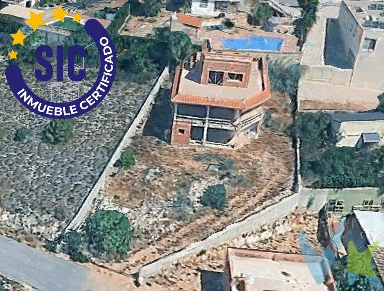 Descubre este impresionante chalet en venta en fase de construcción, ubicado en la Urbanización Los Lagos de Alginet. La vivienda ofrece un diseño moderno y funcional que podrás personalizar a tu gusto. Con una superficie total construida de 400 m², el chalet cuenta con una distribución óptima que incluye una habitación doble y dos habitaciones sencillas ideales para familias o visitantes, dos baños, y además, dispone de un amplísimo garaje y unas terrazas con vistas espectaculares. Uno de los grandes atractivos es sus terrazas privadas desde donde se pueden disfrutar vistas espectaculares del entorno montañoso, albufera y mar, ideal para relajarse al aire libre o realizar celebraciones familiares. La urbanización proporciona tranquilidad y seguridad, creando un ambiente perfecto para vivir plenamente rodeado por la naturaleza sin perder proximidad a servicios esenciales. No lo pienses más, solicita visitar el inmueble y descubrirás la vivienda que se adapta a tú estilo de vida.