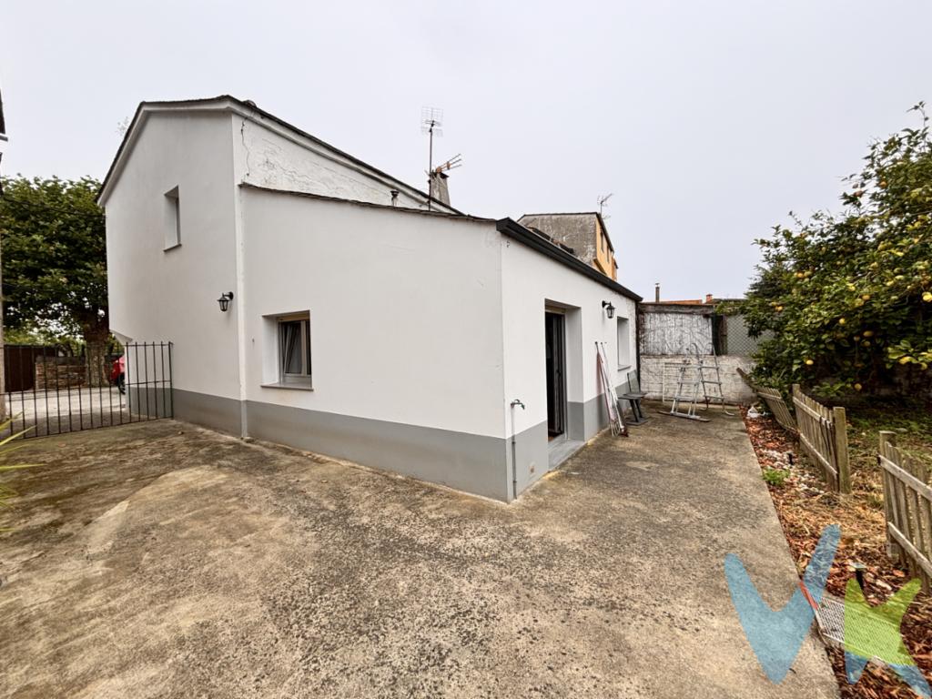 En la pintoresca y demandada población de Ribadeo, ponemos esta casa pareada de 80 m2 útiles con finca de 1020 m2, a tan solo un km del Puerto y a 10 minutos caminando del Ayuntamiento. La casa está en perfecto estado para entrar a vivir, ya que se ha hecho una reforma de toda la planta baja recientemente, donde dispone de una amplia cocina-comedor con despensa, un baño y un gran salón de casi 30 m2, desde donde se accede a la parcela de 1020 m2 completamente llana y cerrada.En la parte de arriba dispone de 2 dormitorios y otro baño completo con ventana.La casa dispone de calefacción de pellets y todas las ventanas son de PVC. La portería está cambiada y tiene suelos de cerámica y tarima.Además tienes una práctica caseta de aperos en la parcela donde poder almacenar aperos para el cuidado de la finca, material de verano, etc.Honorarios de intermediación inmobiliaria a cargo del vendedor y honorarios de mediación inmobiliaria del 2%más IVA, con un mínimo de 2.000 euros mas IVA a cargo del comprador.Gastos e impuestos no incluidos en el precio. A título orientativo, en segundas transmisiones, el comprador abonará el Impuesto sobre Transmisiones Patrimoniales (ITP). Para consultar los porcentajes del ITP en Asturias puede hacerlo a través de la web oficial de servicios tributarios del Principado de Asturias https://sede.tributasenasturias.es/sites/sede/default/es_ES/Que-quieres-hacer/Transmisiones-Patrimoniales-y-AJD. La base imponible será el mayor valor entre precio de compraventa, tasación o valor de referencia catastral. Gastos de notaría y registro según aranceles variables según precio, número de copias y complejidad.El comprador escoge libremente notario. El vendedor asume la plusvalía y el resto de gastos son del comprador. Si se precisa hipoteca: Tasación, condiciones y costes bancarios según entidad elegida por el comprador; así como los gastos de gestoría y cualesquiera otros inherentes a la formalización de la compraventa. De acuerdo con la ley, no se incluyen en el precio otros gastos o tributos que legalmente correspondan al comprador.El consumidor tiene derecho, conforme a la normativa vigente, a disponer de información y documentación adicional relativa al inmueble y condiciones de la compraventa, accesible en la sede física de la inmobiliaria o de correo electrónico. La agencia actúa exclusivamente como intermediaria en la operación. Cualquier compraventa y sus condiciones quedan sujetas en todo caso a la aceptación expresa del vendedor del inmueble y a la posterior formalización del correspondiente contrato. El presente anuncio tiene carácter meramente informativo; la información suministrada se corresponde con la disponible a la fecha de publicación, pudiendo variar en función de las circunstancias o actualizaciones legales, contractuales y fiscales.   