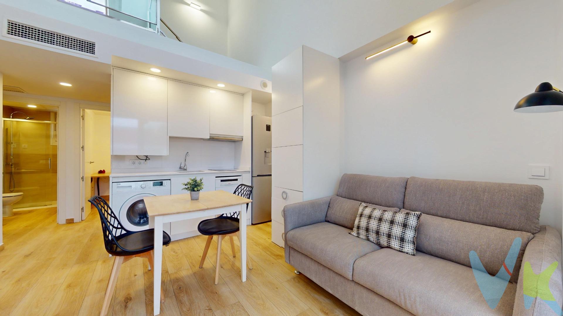 Presentamos este magnífico ático dúplex de diseño contemporáneo, ubicado en un edificio moderno de 2017, en la calle Herminio Puertas, una zona consolidada y bien comunicada, ideal tanto como vivienda habitual como inversión patrimonial de calidad. La vivienda destaca por su luminosidad, distribución inteligente y excelentes calidades, ofreciendo una experiencia de confort y funcionalidad en cada uno de sus espacios. 🏡 Distribución:. Planta principal:. Amplio y acogedor salón-comedor con acceso directo a una preciosa terraza, perfecta para disfrutar durante todo el año. Cocina totalmente equipada, integrada de forma elegante y funcional. Dormitorio en planta, ideal como habitación principal o despacho. Baño completo, moderno y cuidadosamente diseñado. Planta superior:. Segundo dormitorio tipo suite, con vestidor independiente, pensado para ofrecer privacidad y amplitud, con hermosos ventanales y unas vistas inmejorables de la ciudad. 🌞 Terraza:. Uno de los grandes atractivos de la vivienda es su terraza privada, un espacio exterior muy disfrutable tanto en verano como en invierno, ideal para reuniones, descanso o simplemente para desconectar en pleno entorno urbano. 🚗 Extras incluidos:. Plaza de garaje. Trastero. 🔧 Calidades y equipamiento:. Climatización centralizada frío/calor. Persianas eléctricas. Ventanas Climalit. Cocina equipada. Mobiliario moderno. Sistema de alarma. Videoportero. Acabados de alta calidad propios de un edificio de reciente construcción. 💶 Precio de venta: 370.000 € (plaza de garaje y trastero incluído). Además, ofrecemos ayuda con la financiación, ya que la vivienda cuenta con una tasación bancaria positiva, lo que facilita y agiliza el proceso hipotecario para los compradores interesados. 📞 Para más información o concertar una visita, no dudes en contactar con nosotros:. Vivienda Joven. 📧 comercial@viviendajoven.es. ☎️ 91 464 54 40. La propiedad se comercializa previa verificación de viabilidad financiera del comprador. Existe tasación bancaria favorable y posibilidad de asesoramiento hipotecario durante todo el proceso de compra. Precio ajustado a mercado en función de calidades, ubicación y extras incluidos. Gastos inherentes a la compraventa no incluidos en el precio. . Un ático con carácter, luz y todas las comodidades que se esperan de una vivienda moderna. Una oportunidad única que merece ser visitada.