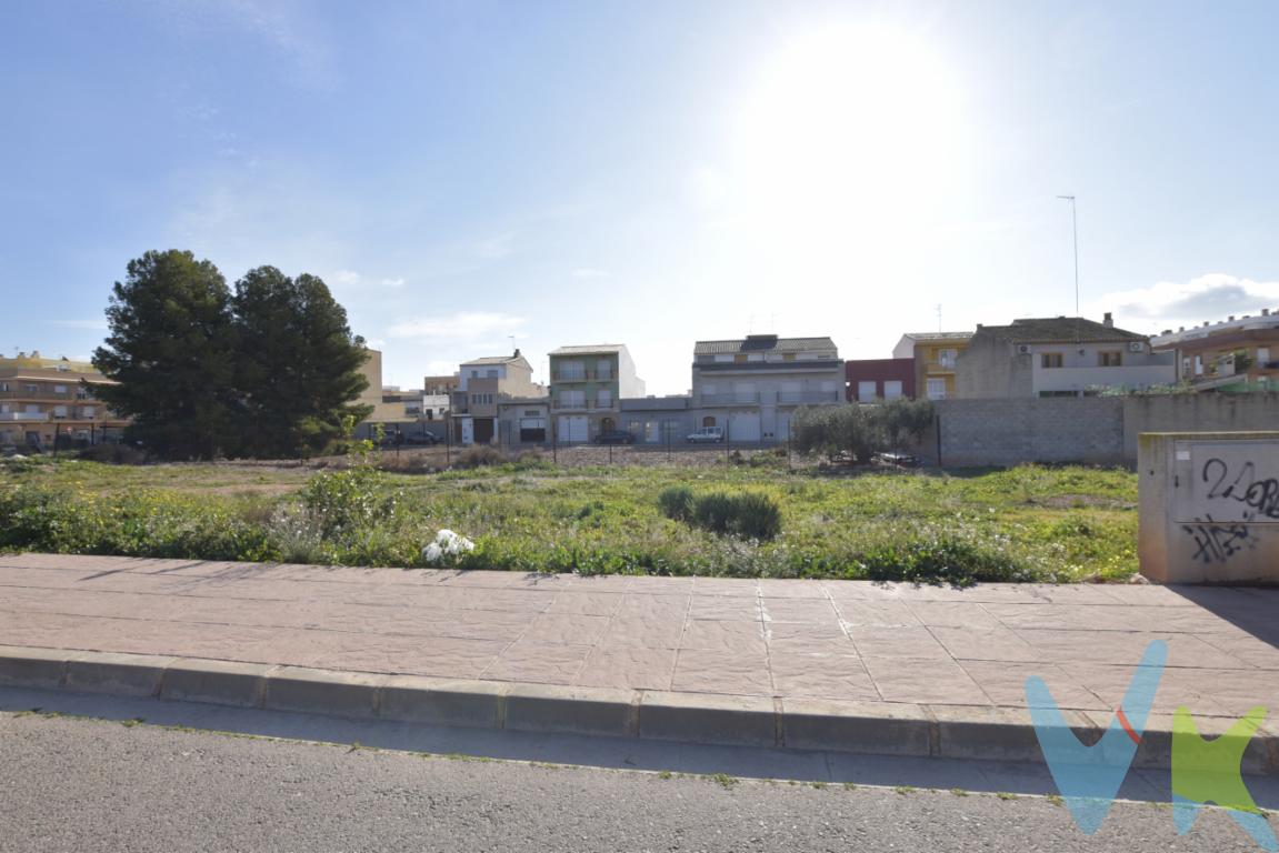 ¿Buscas un solar en una zona nueva de Rafelbunyol? Si es así, estas de enhorabuena. Te ofrecemos algo más de 350m2 para dar rienda suelta a tu proyecto de vida con espacio para piscina, ideal para sofocar la calor durante los meses de verano. ¡Vaya lujo! Hablamos de una parcela situada en una zona nueva, de poca densidad urbanística, de casas unifamiliares, apartada del municipio pero a la vez, a menos de cinco minutos, andando del centro con todos los servicios, tiendas, supermercados, bancos, incluso Ayuntamiento, a tu alcance sin utilizar el coche. La parcela tiene una facha de 12m lineales, con posibilidad de comprar entre dos amigos para dos casas, 6 metros de fachada y con una profundidad de 29m2. ¿Quieres más información? Llámanos para conocer toda la documentación técnica de una parcela en la que podrás edificar planta baja, más dos alturas y ático. Muy cerca de la parcela se encuentra la guardería, una escuela de primaria y zonas verdes ajardinadas, como el parque \"La Senyera\" de 43.000m2, cerrado y vallado para disfrute de los más pequeños de la casa. La parada del metro, L3  a unos 10 minutos andando, dirección Valencia, 25 minutos  y la playa a 5km, siendo los más próximos, El Puig, Puzol y La Pobla de Farnals. ¿Hablamos? llámanos y hacemos realidad tu proyecto de obra en l´Horta Nord.Contamos con 30 años de experiencia acreditada y nuestro objetivo es garantizarle un servicio de compra humano, ético, de calidad, fácil y seguro. Nuestro equipo lo integran agentes con la titulación AIR (Agente Inmobiliario Registrado) y Agentes Certificadores de la categoría Premium en certificación de inmuebles y debidamente registrados en el Registro de Agentes de Intermediación de la CV (RAICV 0743). Consulte en nuestras reseñas de Google lo que opinan los clientes que ya han trabajado con nosotros.El precio NO incluye: Impuestos, gastos de Notaría, registro y honorarios de inmobiliaria.
