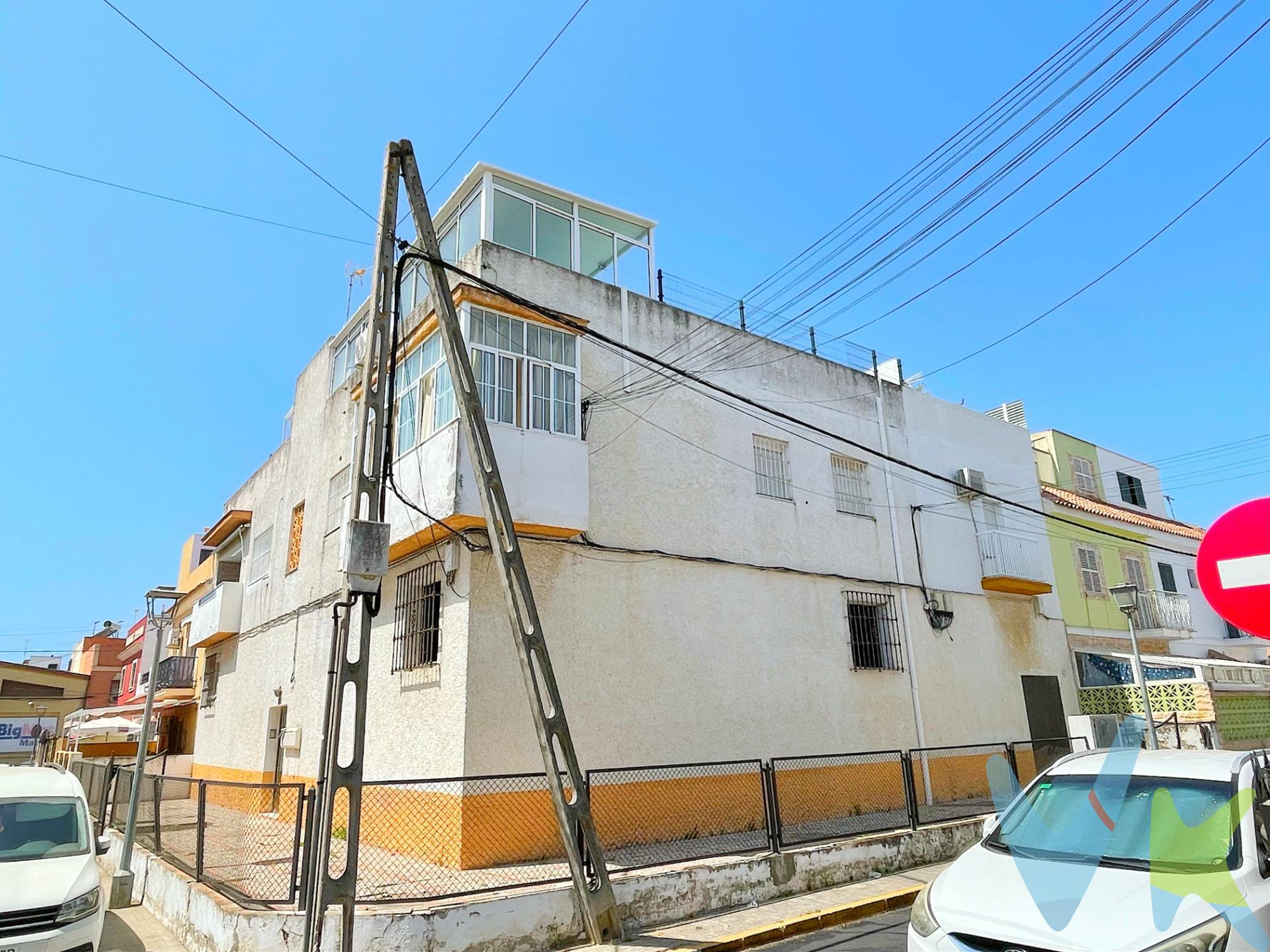 . Se vende local en esquina de 256 m². Amplio local con dos accesos independientes: uno directamente desde la calle y otro a través del portal del edificio. Dispone de aseo propio, gran visibilidad al estar en esquina y se encuentra en una zona de paso y muy bien comunicada. Gracias a su amplitud y distribución, es un espacio con múltiples posibilidades de uso: comercio, oficinas, academia, centro de servicios, entre otros. Una gran oportunidad para emprender tu proyecto en una ubicación estratégica. De acuerdo con lo prevenido en el Decreto 218/2005, de 11 de octubre, se informa al cliente que los gastos notariales, registrales, Impuesto de Transmisiones Patrimoniales Onerosas (I. T. P.) , honorarios de intermediación, gastos financieros, y otros gastos inherentes a la compraventa no están incluidos en el precio. Por mandato expreso del propietario, comercializamos este inmueble en exclusiva, lo que le garantiza el acceso a toda la información, a un servicio de calidad, un trato fácil, sencillo y sin interferencias de terceros. Por este motivo, se ruega no molestar al propietario, a los ocupantes de la propiedad o a los vecinos. Muchas gracias por su comprensión. 