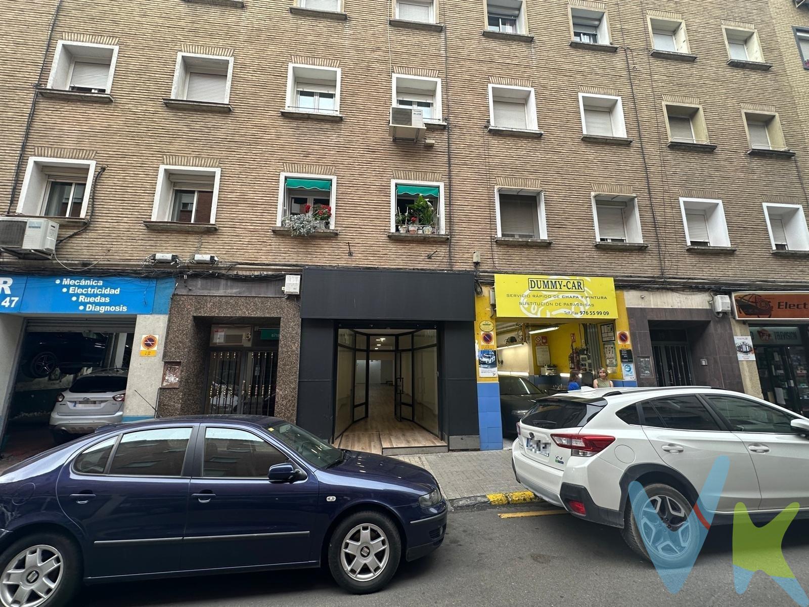 ¿Buscas un espacio con visibilidad, amplitud y buena ubicación?. Te presentamos este amplio local comercial en calle Arzobispo Apaolaza. ✨ Características destacadas:. 135 m² construidos, distribuidos principalmente en una gran sala diáfana de 133 m². 2 escaparates de 4 m² cada uno, ideales para mostrar tus productos o servicios con gran impacto visual. Excelente luminosidad natural gracias a su fachada acristalada. 1 baño de servicio. Actividad anterior: ferretería. su ubicación garantiza un flujo constante de peatones y una visibilidad excepcional para cualquier tipo de negocio: retail, servicios, showroom, estudio, etc. 📌 Ubicación privilegiada:. A pocos metros del tranvía 🚋. Muy cerca de la Universidad de Zaragoza 🎓. Zona con alta densidad de población y comercio consolidado 🛍️. 📞 Si te interesa su ubicación y potencial…. ¡Llámanos y concierta tu visita hoy mismo!. No dejes escapar esta magnífica oportunidad de dar vida a tu negocio en una de las mejores zonas de Zaragoza. **NOTA HISTÓRICA: Pedro Apaolaza Ramírez fue un destacado religioso aragonés que estudió en la Universidad de Zaragoza y ocupó diversos cargos eclesiásticos, llegando a ser Arzobispo de Zaragoza. Durante su mandato impulsó obras religiosas, benefició a su ciudad natal y vivió momentos clave como la declaración del milagro de Calanda y la proclamación de la Virgen del Pilar como patrona de Zaragoza. Gastos de compraventa e intermediación no incluidos.