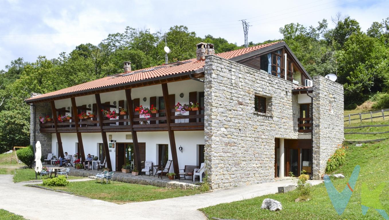 Inversión con retorno y encanto en plena naturaleza
Este hotel en Asturias en pleno funcionamiento, ubicado en el corazón del Parque Natural de Redes (Reserva de la Biosfera), es una oportunidad de inversión consolidada en el creciente sector del turismo sostenible.
 
Ubicación estratégica
Situado en Campo de Caso (Asturias), en uno de los enclaves naturales más valorados del norte de España. Entorno protegido, con alta demanda en turismo rural, ecoturismo y retiros de bienestar. Zona en auge con respaldo institucional por su valor medioambiental.

Características del inmueble

624 m² construidos sobre una parcela privada de 6.530 m² con una finca de 15.000 m²
Planta baja
Recepción
Gran salón comedor
Cocina
Office
Despacho
Salón, actualmente tienda
Zona industrial que consta de sala de trabajo, despensa, sala frigorífica.
Baños
Escalera
1ª Planta
4 dormitorios dobles con baño
Salón con estufa de pellets
Comedor
Apartamento compuesto por dormitorio doble, salón, cocina y baño
Escalera
2ª Planta
4 dormitorios dobles con baño
Salón
Otros datos
Vivienda adicional para personal o propietarios
Cocina industrial equipada y zonas comunes amplias con chimenea
Calefacción, carpintería de alta eficiencia, acabados en madera
Se vende amueblado, equipado y operativo

Ventajas competitivas
Bosque privado con robles y acebos
Antigua quesería rehabilitada con potencial para restaurante, eventos o wellness
Licencias al día y cartera de clientes activa y fidelizada
Presencia digital consolidada: web propia y posicionamiento online
Con una finca de 15.000 m², el hotel rural en Asturias ofrece una experiencia de inmersión en plena naturaleza y la posibilidad de expansión con cabañas adicionales, una opción atractiva para captar a un mercado turístico en auge. Posibilidad de ampliación con hoteles en cabañas, glamping o experiencias temáticas para un turismo rural muy afianzado en el Parque Natural de Redes.

Una inversión rentable y escalable
Inmueble con valor tangible y potencial de revalorización
Negocio operativo con flujo de ingresos inmediato
Sector con crecimiento sostenido y alta rentabilidad en turismo experiencial


Una oportunidad de adquirir este hotel en venta como un activo inmobiliario sólido con retorno asegurado y proyección a largo plazo, en una de las zonas naturales más demandadas del norte peninsular.



Un Entorno natural con atractivos turísticos de alto valor
El Parque Natural de Redes es una Reserva de la Biosfera de la UNESCO, con una afluencia de miles de visitantes cada año que buscan la paz de sus bosques y la belleza de sus rutas de senderismo. Algunos de los mayores atractivos de Redes incluyen entre otras la Ruta del Tabayón del Mongallu, donde se puede admirar una cascada imponente en medio de un paisaje montañoso, y el Lago Ubales, un lago de alta montaña con vistas panorámicas que atraen tanto a excursionistas como a amantes de la naturaleza.

Oportunidad de Negocio en Turismo Rural
Asturias es una de las comunidades de norte de España con más visitantes en busca de naturaleza y actividades al aire libre, y Redes es uno de los destinos preferidos por sus rutas de montaña y su biodiversidad única. Este hotel rural tiene la ventaja de estar cerca de servicios esenciales en el pueblo de Campo de Caso y de las populares rutas naturales que constituyen un activo para captar turistas nacionales e internacionales. Además, el auge del turismo rural en la región hace de este hotel una inversión rentable y en sintonía con las tendencias de sostenibilidad y autenticidad en el turismo.
