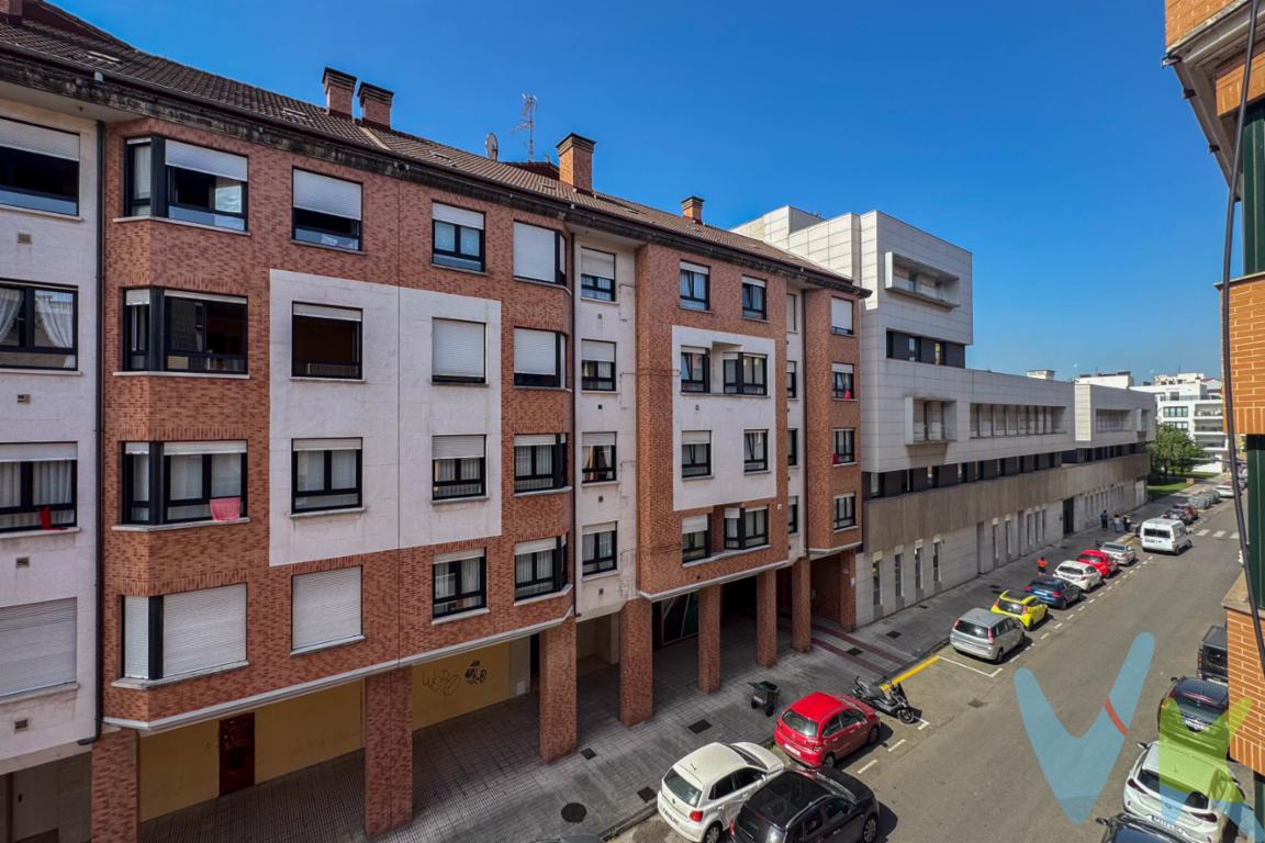  ¡Descubre el hogar de tus sueños en el vibrante barrio de Natahoyo, Gijón! Presentamos un encantador piso en venta que combina comodidad y ubicación excepcional, ideal para aquellos que valoran la vida urbana. Este atractivo inmueble cuenta con 67 metros cuadrados útiles, ofreciendo un espacio acogedor y funcional que invita a disfrutar de cada rincón.Ubicado en la tercera planta de un edificio construido en 1969, este piso destaca por su diseño inteligente y su distribución eficaz, abarcando un total de 90 metros construidos. Su emplazamiento en un entorno lleno de vida garantiza tanto tranquilidad como fácil acceso a las principales vías de comunicación. A pocos pasos, encontrarás paradas de tren y autobús, asegurando una conectividad óptima con el resto de la ciudad.La vivienda dispone de dos cómodas habitaciones, proporcionando espacios personales acogedores. Cada uno de estos dormitorios está pensado para maximizar el confort, siendo amplios y luminosos, ideales para descansar después de una larga jornada de trabajo o de disfrutar de las diversas actividades que ofrece la ciudad.El salón, corazón del hogar, es perfecto para reuniones familiares o encuentros con amigos, gracias a su amplitud y su ambiente cálido. La conexión fluida entre los distintos ambientes de la casa permite una convivencia armoniosa, haciendo de este piso un refugio ideal en medio de la ciudad.La cocina se presenta totalmente equipada, destacando por su diseño funcional que aprovecha al máximo el espacio disponible. Aquí, preparar deliciosas recetas se convierte en una experiencia placentera, mientras se disfruta de una vista despejada y gran entrada de luz natural. Además, el piso incluye un cuarto de baño completo, elegantemente decorado y con todos los elementos necesarios para el día a día.La localización de este piso en Natahoyo es, sin duda, uno de sus puntos más atractivos. Este barrio de Gijón es conocido por su ambiente dinámico y su variada oferta de servicios y ocio. Desde tiendas y supermercados hasta restaurantes y espacios culturales, todo está al alcance de la mano, facilitando un estilo de vida cómodo y activo.Asimismo, la proximidad a diversas opciones de transporte público permite desplazarse fácilmente tanto dentro de Gijón como a otras localidades cercanas. Esta característica es especialmente valiosa para aquellos que frecuentemente se trasladan por motivos laborales o personales.No dejes pasar la oportunidad de visitar este magnífico piso y enamorarte de sus múltiples cualidades. La combinación entre su ubicación privilegiada, sus espacios bien aprovechados y su cálida atmósfera hacen de este inmueble una opción inigualable en el mercado actual.Agenda una visita y permite que este encantador rincón de Natahoyo te muestre todo lo que tiene para ofrecer. Contempla cada detalle y siente la calidad de vida que podrías disfrutar en este acogedor hogar. Conviértelo en tu próximo paso hacia una nueva etapa, llena de confort y bienestar. ¡Tu futuro hogar te espera en Gijón!Se informa a los interesados de que el precio de venta no incluye el Impuesto de Transmisiones Patrimoniales (ITP), ni los gastos de notaría, registro de la propiedad y otros gastos asociados a la compraventa, así como tampoco los honorarios de la agencia inmobiliaria a cargo del comprador. 