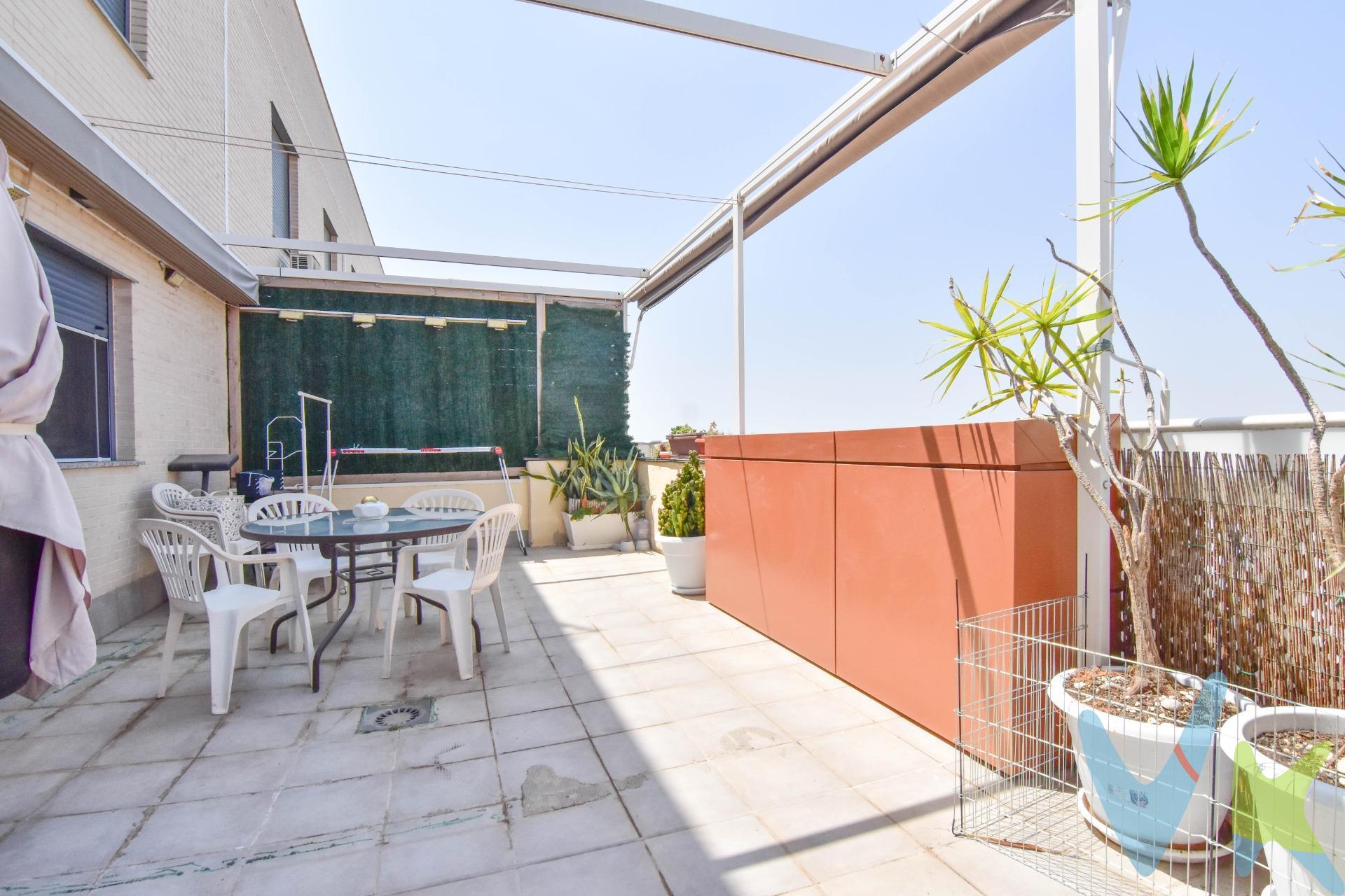 A veces, lo que enamora no son los metros, sino las posibilidades. Este pequeño ático dúplex de dos habitaciones guarda un secreto: una terraza perfecta para desayunar al sol, leer con la brisa o brindar bajo las estrellas. Y cuando quieras refrescarte, no tendrás que ir muy lejos: en la zona comunitaria te espera una piscina para disfrutar del verano como se merece. Un hogar fácil de mantener, lleno de luz y con espacios que invitan a vivir despacio. Más que un piso, es tu pequeño refugio en lo alto. *Nota: Agencia Registrada con el Nº 1018 en el Registro Obligatorio de Agentes Inmobiliarios de la Comunitat Valenciana. Puede consultar en la web de la GVA. La oferta está sujeta a cambios de precio o retirada del mercado sin previo aviso. En el precio de venta no están incluidos el impuesto del ITP, gastos de Notaría, los honorarios de agencia y los gastos de financiación, si la hubiese. Este anuncio no es vinculante, puede contener errores, se muestra a titulo informativo y no contractual*. *Por mandato expreso del propietario, comercializamos este inmueble en exclusiva, lo que le garantiza el acceso a toda la información, a un servicio de calidad, un trato fácil, sencillo y sin interferencias de terceros. Por este motivo, se ruega no molestar al propietario, a los ocupantes de la propiedad o a los vecinos. Muchas gracias por su comprensión. Si usted es agente inmobiliario y tiene un cliente para este inmueble, llámenos: estaremos encantados de colaborar. *. *Nuestro departamento financiero puede conseguir tu financiación. ¡ Consúltanos! *.