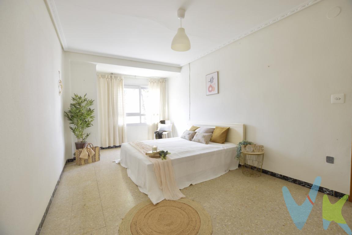 ¿Estás buscando una vivienda con posibilidades y bien ubicada? Te proponemos un primer piso, sin ascensor, para reformar y adaptarlo a tus necesidades familiares. Situado en el centro de Rafelbunyol, muy cerca de los colegios del Ayuntamiento y de los comercios más importantes. La parada del metro a unos 5 minutos andando y la ciudad de Valencia a 25 minutos, ¡vaya lujazo! La vivienda dispone de tres habitaciones, salón comedor y cocina office con una segunda sala de estar que es perfecta para desayunos, poder teletrabajar o estar pendiente de los más pequeños de la casa mientras sacas el cocinillas que llevas dentro.  La vivienda de casi 100m2 construidos, dispone de galería lavadero y patio desde una de las habitaciones orientado al este con trastero e ideal para desahogo de la familia y espacio para cenitas al aire libre. Hay tres habitaciones amplias, exteriores, de las cuales una de ellas tiene balcón. ¿Quieres más información? Llámanos y hacemos tuyo tu proyecto de vida.Contamos con 30 años de experiencia acreditada y nuestro objetivo es garantizarle un servicio de compra humano, ético, de calidad, fácil y seguro. Nuestro equipo lo integran agentes con la titulación AIR (Agente Inmobiliario Registrado) y Agentes Certificadores de la categoría Premium en certificación de inmuebles y debidamente registrados en el Registro de Agentes de Intermediación de la CV (RAICV 0743). Consulte en nuestras reseñas de Google lo que opinan los clientes que ya han trabajado con nosotros.El precio NO incluye: Impuestos, gastos de Notaría, registro y honorarios de inmobiliaria. 