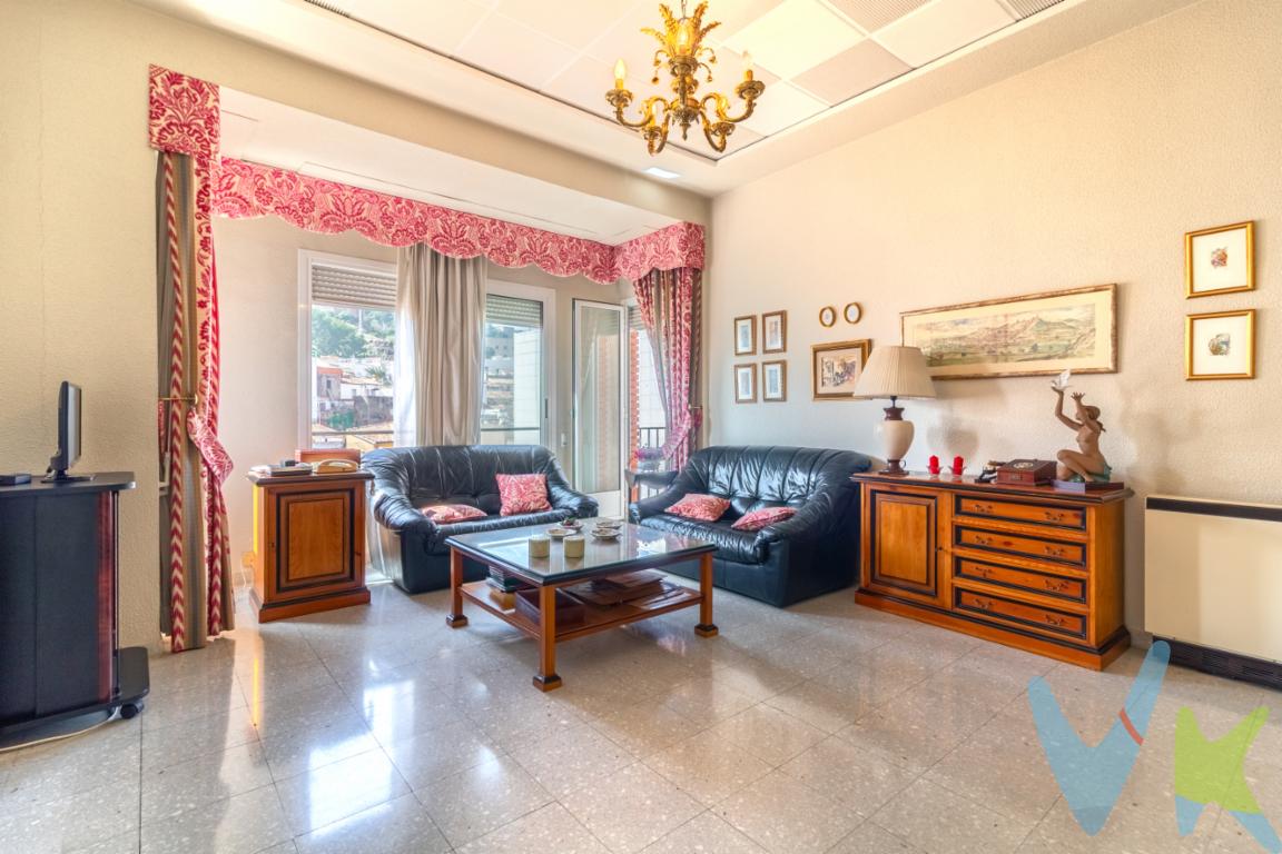  En el corazón de Sagunto, dentro de la emblemática zona de Camí Real se encuentra este magnífico piso en venta que redefine el concepto de amplitud y confort. Ubicado en un edificio de carácter histórico construido en 1964, esta propiedad ofrece una experiencia de vida única al combinar el encanto clásico con actualizaciones contemporáneas. Situado en la quinta planta y con acceso por ascensor, garantiza la comodidad absoluta para usted y su familia.Con un total de 163 metros construidos de los cuales 147 son útiles, este espacioso piso se compone de cinco habitaciones, tres de ellas orientadas a dormitorio, una a salita y la última a despacho, ofreciendo así un espacio versátil para satisfacer cualquier necesidad,  Cada habitación está diseñada para aprovechar al máximo la luz natural que inunda el espacio, creando un ambiente cálido y acogedor.El amplio salón es el lugar ideal para reuniones familiares y eventos sociales, un espacio donde la vida cotidiana se despliega con elegancia y estilo. El diseño del piso aprovecha cada rincón, asegurándose de que cada metro cuadrado está optimizado para su comodidad. Desde el salón,  con acceso a la terraza, se disfruta de vistas despejadas al histórico castillo romano que enriquecen la experiencia de vivir aquí.La vivienda cuenta con una espaciosa cocina independiente y dos baños en suite, uno de ellos reformado recientemente, además de muchas zonas de almacenaje y de una zona de lavandería. Sus techos altos añaden amplitud y elegancia a todos los espacios. Además de sus generosas habitaciones y su magnífico salón, la propiedad incluye un trastero en la zona de la azotea, proporcionando el espacio de almacenamiento adicional que siempre es bienvenido en cualquier hogar. Este trastero es el aliado perfecto para mantener su hogar organizado sin renunciar al espacio vital necesario para otras actividades. La ubicación es, por supuesto, uno de los mayores atractivos de este piso. Situado en una zona céntrica, los residentes disfrutarán de fácil acceso a los servicios de transporte, con paradas de tren y autobús a poca distancia. Esto facilita la movilidad tanto para el trabajo diario como para explorar las muchas maravillas que Sagunto y sus alrededores tienen que ofrecer. Vivir aquí significa tener todo al alcance de la mano, desde tiendas locales, restaurantes, y cafeterías hasta la histórica atmósfera que se respira en la zona del Castillo.La combinación de espacio, ubicación e historia hace de esta propiedad una opción incomparable para aquellos que buscan un hogar con carácter y funcionalidad. Si está buscando un inmueble que combine lo mejor del diseño clásico con las comodidades modernas en una ubicación privilegiada, este piso es sin duda una opción inigualable. Ven y descubre el lugar que no solo será tu vivienda, sino también tu refugio en medio de una de las zonas más deseadas de Sagunto.El equilibrio entre los espacios amplios, la luz natural y la comodidad moderna que destaca este piso lo convierte en una inversión segura y maravillosa que esperará ser su hogar ideal. Ya sea para una familia que crece o para aquellos que simplemente buscan más espacio para sus pasatiempos e intereses, esta propiedad es la elección correcta. No pierdas la oportunidad de visitar este espectacular piso. Está llamado a ser el escenario de tus mejores momentos y recuerdos.OBSERVACIONES:  En nuestra agencia contamos con el distintivo de Agentes de Intermediación Inmobiliaria de la Comunitat Valenciana (Número de registro RAICV 1394) y cumplimos con todos los requisitos que debe tener un profesional del sector inmobiliario.Por mandato expreso del propietario, comercializamos este inmueble en exclusiva, lo que le garantiza el acceso a toda la información, a un servicio de calidad, un trato fácil, sencillo y sin interferencias de terceros. Si usted es agente inmobiliario y tiene un cliente para este inmueble, llámenos estaremos encantados de colaborar.El precio indicado no incluye gastos ni otros conceptos. A tal efecto, se informa que al referido precio habrá que añadirle los gastos propios de la transmisión inmobiliaria, entre los que cabe enumerar los siguientes: honorarios notariales, impuesto al que se encuentre sujeta la transmisión (Impuesto sobre el Valor Añadido o Impuesto sobre Transmisiones Patrimoniales y Actos Jurídicos Documentados, según el caso), gastos de inscripción en el Registro de la Propiedad y honorarios de intermediación de la agencia inmobiliaria.  ¿Qué te ofrecemos en nuestra agencia?  - Honestidad y transparencia. - Agilizamos y hacemos más cómodo el proceso.  - ¡Nos ocupamos de todo! Cero preocupaciones.  - Recibe apoyo legal y fiscal durante todo el proceso.  - Experto inmobiliario 100% a tu lado.  - Asistencia post venta ¡Seguimos a tu lado!  Si deseas saber más, no dudes en ponerte en contacto con nosotros. 