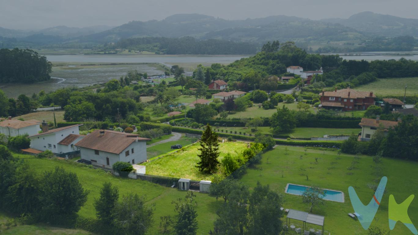 Si siempre has deseado construir tu casa junto al mar pero a su vez resguardada del viento del norte, aquí tienes la posibilidad de construir tu remanso de paz, junto a la Ria de Villaviciosa uno de los estuarios de mayor valor ambiental de la costa Cantábrica y en la que a su desembocadura se encuentra la Playa de Rodiles, uno de los mayores arenales de Asturias.La finca está situada en San Martin a 28 minutos de Gijón , a 40 minutos de Oviedo y a 50 minutos del aeropuerto de Asturias en coche.A escasos metros se ubica el Club Náutico Albatros,  y por un precio muy interesante podrás ser socio del Club ubicado a pie de Ria, y disfrutar de bellos parajes en contacto con la naturaleza y de los deportes acuáticos en sus diferentes modalidades, con una piscina que te permitirá refrescarte en verano y un servicio de cafetería y restaurante para que no te falte de nada. https://cnalbatros.com/Las condiciones urbanísticas de la Finca las ponemos a continuación, para que las compruebes con tu arquitecto de confianza, y si no dispones, pues estaremos encantados de ayudarte con nuestro equipo de profesionales, tanto para analizar costes, como con todos los trámites que implican hacerse una casa nueva.Categoría: NÚCLEO RURAL (San Martín) INSTRUMENTO DE PLANEAMIENTO: Modificación Plan Especial Ría VillaviciosaPágina 1713 del Boletín:Parcela Mínima Edificable: Son edificables las parcelas existentes en el interior de los núcleos con anterioridad a la presenta modificación, cualquiera que sea su superficie, siempre que la edificación que se diseñe cumpla las restantes exigencias urbanísticas de ocupación, retranqueos a viario y colindantes, etc. y todas las parcelas resultantes de las parcelaciones a que se hace referencia en el apartado anterior. - Capacidad máxima de edificación sobre rasante: 200 m2 (más 30 m2 para construcciones auxiliares, como garaje, casetas de herramientas y aperos, etc. que podrán adosarse al cuerpo o cuerpos principales de la vivienda - Tipología edificatoria: la propia tradicional del núcleo en el que se encuentre. - Número máximo de plantas: Dos - Solamente se permite el uso bajo cubierta en las edificaciones de una planta que adoptarán soluciones tradicionales del medio rural, evitando buhardillas de ancho superior a 1,5 m. que continuarán el plano vertical de la fachada y tendrán la forma de puerta-ventana; su separación mínima será de 5 m. No se permitirán elementos acristalados inclinados en la cubierta de dimensión superior a 0.80 m ni la profusión y proximidad de estos. - A efectos de edificabilidad, cuando se acceda al bajo-cubierta, será computable toda la superficie con altura libre igual o superior a 1.5 m se utilice o no en el diseño presentado. - Alturas máximas de la parte superior del faldón de la cubierta sobre la rasante natural del terreno, medida en el plano de fachada de la edificación: o Edificios de dos plantas: 6,65 m o Edificios de una planta 3,80 m o Edificios de una plata + bajo-cubierta 4,40 m - Cubiertas: Constituidas por faldones a dos, tres o cuatro aguas, de pendiente continua desde alero a cumbrera igual o inferior a 30% y utilizando como material de cubrición teja cerámica de barro, del color resultante de la cocción, sin esmaltados o coloraciones posterioresLo dicho, esperamos que te guste tanto esta propiedad como a nosotros, y si es así estaremos encantados de darte más detalles si nos llamas, o bien en nuestra oficina. 