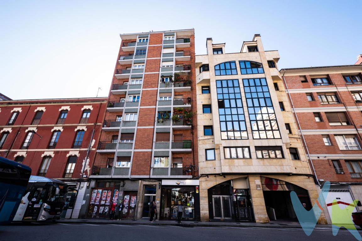 Sabemos lo difícil que es encontrar en pleno centro de la ciudad de Gijón pisos con altura, luz, vistas despejadas y cuatro dormitorios, por eso hoy te ponemos en bandeja la posibilidad de comprar aquello que tanto buscabas.Os presentamos esta magnífica propiedad ubicada en la calle Ribadesella, en el corazón de Gijón y en un lugar emblemático del mismo como es la estación del Alsa.La propiedad tiene cerca de los 94 metros útiles que se encuentran distribuidos en dos piezas exteriores a dicha estación como son el salón y un dormitorio con terraza exterior desde la que poder tener unas vistas privilegiadas.Después contamos a patio de luces con una cocina con forma geométrica muy cuadrada lo que facilita el poder disponer de espacio suficiente para tener zona de comedor dentro de la misma, un cuarto de baño renovado con plato de ducha y ventana para favorecer su ventilación, una antigua despensa que ha sido habilitada para disponer de un segundo aseo y un dormitorio de buen tamaño.Además a patio de manzana encontramos dos dormitorios con mucha luz y sol dada la altura de la vivienda y la gran orientación de esta parte de la vivienda.La propiedad cuenta con una buena distribución lo que puede favorecer al futuro comprador el poder unir piezas y contar con espacios más diáfanos, algo muy demandando en la actualidad y que no todas las viviendas se prestan a ello.No lo dudes más y llámanos, estaremos encantados de acompañarte a conocer tu futura casa!En el precio publicitado no se incluyen los impuestos de Transmisiones Patrimoniales ni los Gastos de Notaría y Registro.