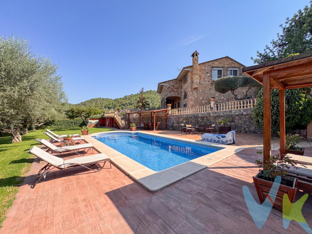 🌿 Amplio chalet en Segorbe  Historia, naturaleza y calidad de vida¿Sueñas con vivir rodeado de naturaleza, con vistas abiertas a la montaña y a tus propios olivos, pero sin renunciar a la comodidad? Esta masía rústica en Segorbe lo tiene todo: encanto histórico, espacios amplios y una ubicación estratégica.📍 A solo 5 min de Segorbe ciudad, 20 min de Puerto de Sagunto y sus playas y 40 min de Valencia.✨ La propiedad en detalleParcela de más de 4.000 m² con olivos centenarios.489 m² construidos (año 1995): vivienda principal, casa de aperos, porches y zonas exteriores.Tres accesos independientes para vehículos.Piscina con solárium con vistas al entorno natural.Garaje cerrado para tres coches.Parking de cortesía para invitados.Merendero histórico de piedra con barbacoa y horno de leña.Ubicada junto a la Vía Verde de Ojos Negros, perfecta para senderismo, bici y aire libre.🏡 La vivienda principalUna casa de dos plantas construida con materiales nobles: piedra, madera y ladrillo visto.Adaptada para personas con movilidad reducida.2 Amplios salones living y 1 cocina con salida al porche acristalado.Cinco habitaciones (una en suite con hidromasaje y vistas a la montaña).1 Despacho1 lavadero  calefacción por radiadores.Agua potable y de pozo, luz eléctrica e hilo musical.🌟 Ideal paraFamilias que buscan espacio y tranquilidad con un entorno natural único.Profesionales que trabajan desde casa.Emprendedores con proyectos de turismo rural, retiros o alojamiento con encanto.📌 Comercialización en exclusiva. 🤝 Se escuchan propuestas de colaboración con agencias.⚠ El precio no incluye impuestos, notaría, registro ni honorarios de agencia. 