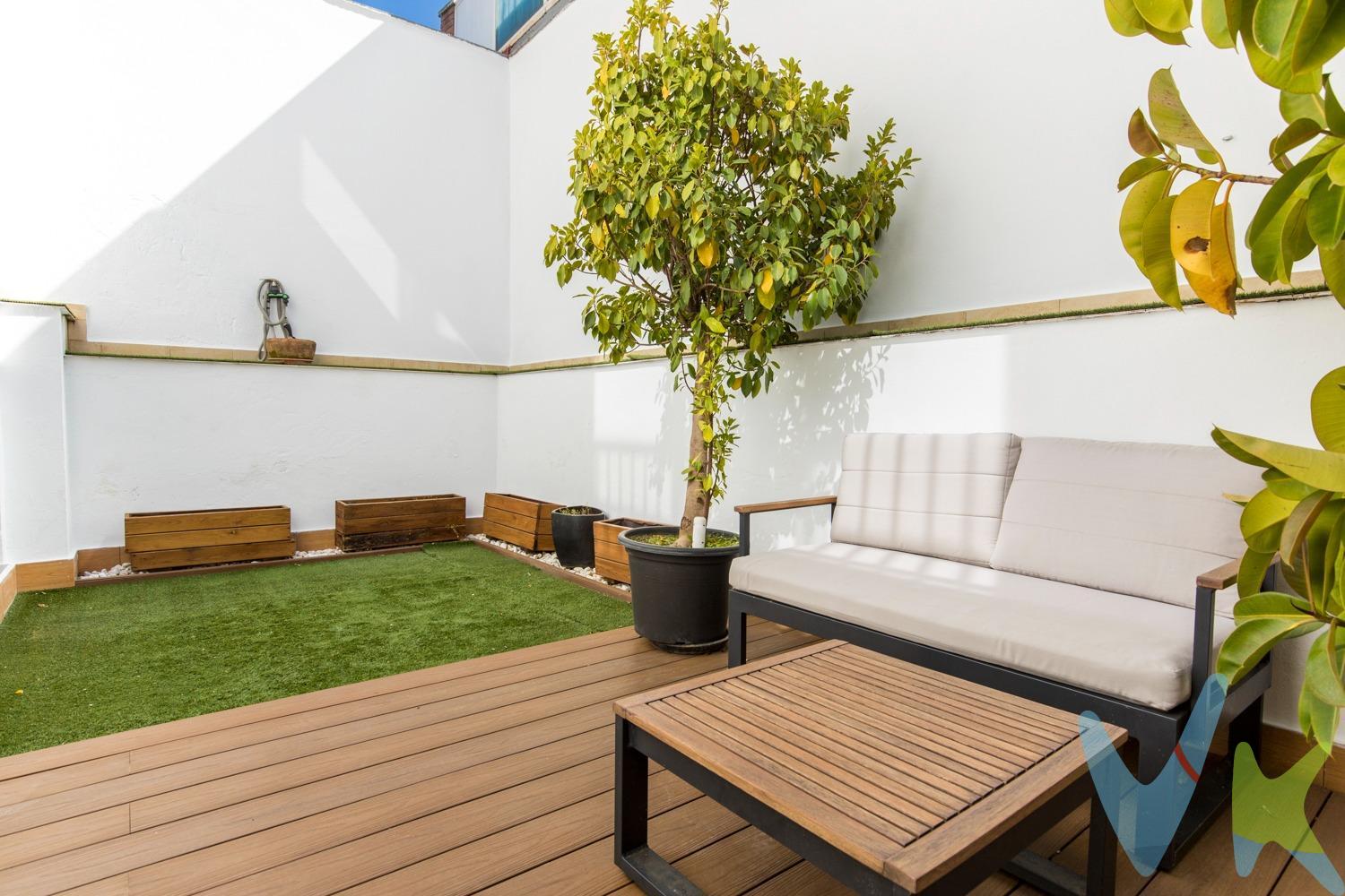 En una zona donde predominan los pisos, en calle Duquesa Villahermosa junto a Plaza Roma aquí encuentras algo diferente: una vivienda exclusiva tipo casa, distribuida en dos plantas, 4 dormitorios y  con espacio, independencia y un jardín privado. La casa fue rehabilitada por completo en el año 2006 con proyecto visado por el Ayto. (salvo fachada al ser conjunto urbano de interés). En la planta superior se desarrolla la vida diaria:. Un salón de más de 22 m², amplio y luminoso gracias a su orientación sur, se convierte en el centro de la vivienda. A su lado, la cocina independiente, una habitación que puede ser tu oficina particular y un aseo completan una zona de día cómoda, práctica y bien resuelta. En la planta inferior , encontramos la zona de descanso y disfrute:. La zona de descanso se organiza con tres dormitorios dobles, la terraza de la casa con zona chill out, un baño completo con bañera hidromasaje, y una estancia adicional que puedes adaptar como despacho, vestidor o almacén. Y aquí está uno de los puntos que realmente marcan la diferencia:. dos de los dormitorios, incluido el principal, tienen salida directa a la terraza. No es solo un extra. Es abrir la puerta y tener un espacio exterior propio, con luz y desahogo. Una terraza de 20 m² y orientación sur, añade ese plus que casi ningún piso en la zona puede ofrecer: comer fuera, desconectar, o simplemente tener un espacio abierto dentro de la ciudad durante todo el año, y poder disfrutarla con la mejor compañía. Cuenta con calefacción individual de gas por suelo radiante en ambas plantas, caldera instalada en 2015 con mantenimientos al día. Ventanas de aluminio lacado en blanco con cristal aislante, puertas en color blanco y suelos de gres. Todo esto junto a Plaza Roma, con servicios, transporte, colegios, hospitales y zonas verdes a pocos minutos. No es una vivienda para quien busca lo habitual. Es para quien quiere algo más: espacio, exterior y una forma distinta de vivir Zaragoza. Si buscas salir del piso de siempre y tener algo con más recorrido, esta vivienda merece una visita.